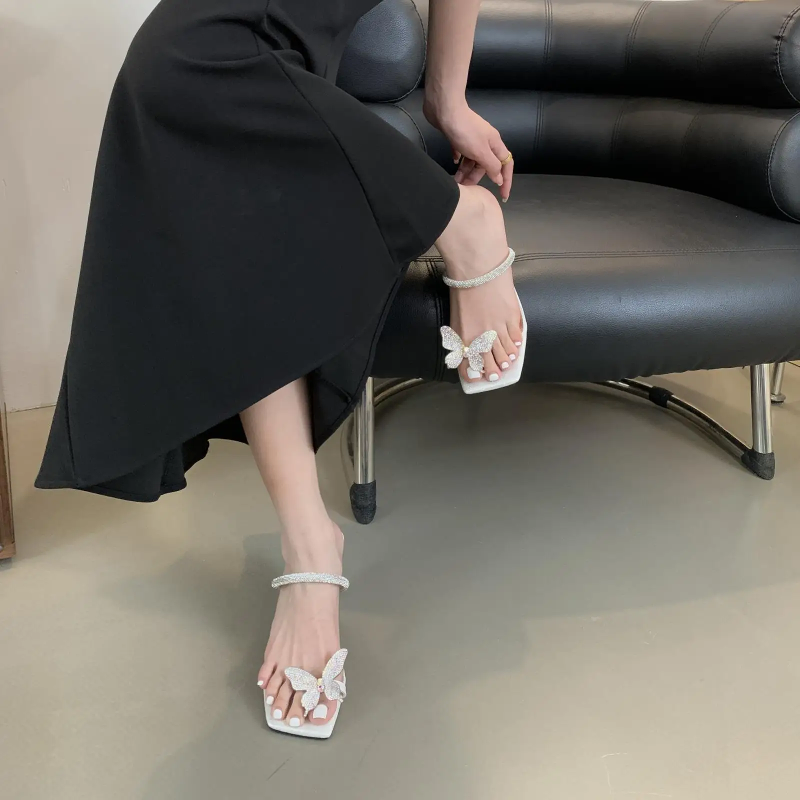 2024 Summer New Bow Diamond High Heel Slippers for Women with Thick Heels, Transparent and Beautiful Silver High Heel Slippers
2024 Summer New Bow Diamond High Heel Slippers for Women with Thick Heels, Transparent and Beautiful Silver High Heel Slippers