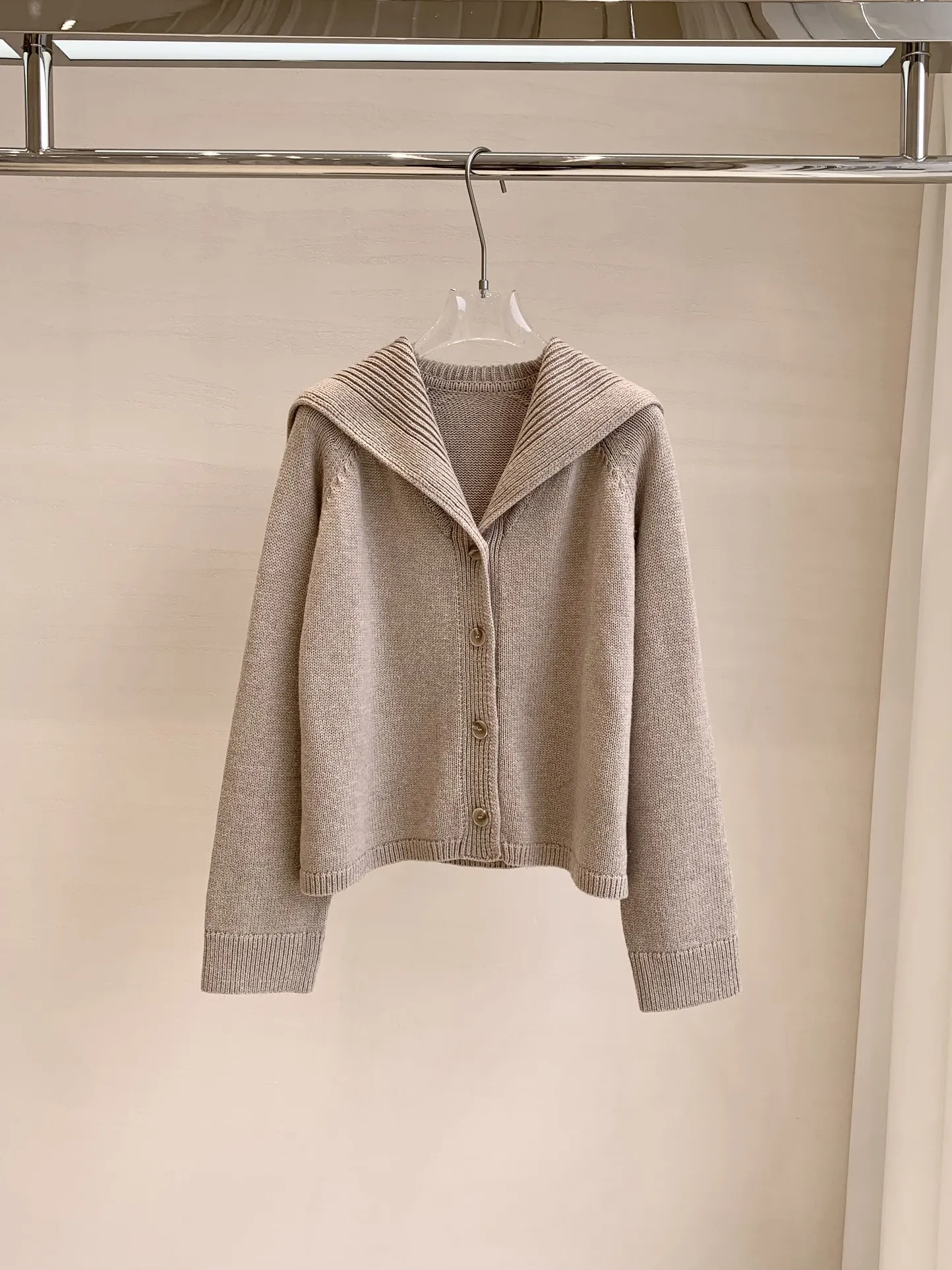 2025 Autumn/Winter New High-Quality Fashionable Casual Navy Collar Cardigan For Women
2025 Autumn/Winter New High-Quality Fashionable Casual Navy Collar Cardigan For Women