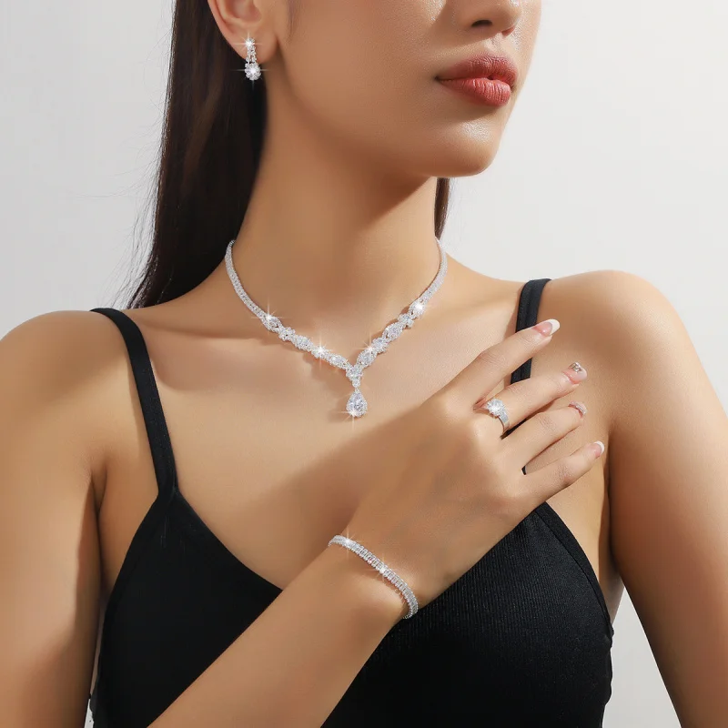 Fashion European and American Light Luxury Zircon Necklace and Earrings Set for Women Bride Wedding Dress Evening Gown Accessori
Fashion European and American Light Luxury Zircon Necklace and Earrings Set for Women Bride Wedding Dress Evening Gown Accessori