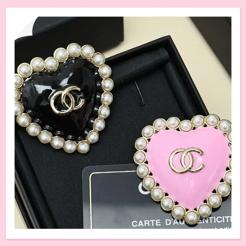 Новая брошь-буква Love Pearl: классическая цветовая гамма, освежающая и игривая, универсальная для повседневного использования, как у интернет-знаменитостей.
Новая брошь-буква Love Pearl: классическая цветовая гамма, освежающая и игривая, универсальная для повседневного использования, как у интернет-знаменитостей.