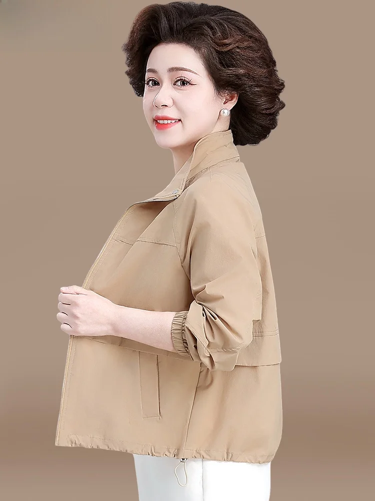 Повседневная женская куртка для осени, модная, свободного кроя, из смесового полиэстера, с защитой от солнца, для женщин среднего возраста.
Повседневная женская куртка для осени, модная, свободного кроя, из смесового полиэстера, с защитой от солнца, для женщин среднего возраста.