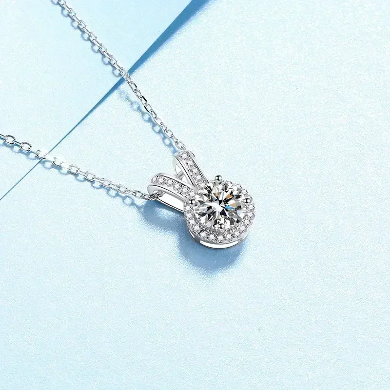 Elegant Design 1CT Luxury Round Real Moissanite V Shaped Necklaces for Women, PT950 Platinum Chain Pendants Wedding Jewelry
Elegant Design 1CT Luxury Round Real Moissanite V Shaped Necklaces for Women, PT950 Platinum Chain Pendants Wedding Jewelry