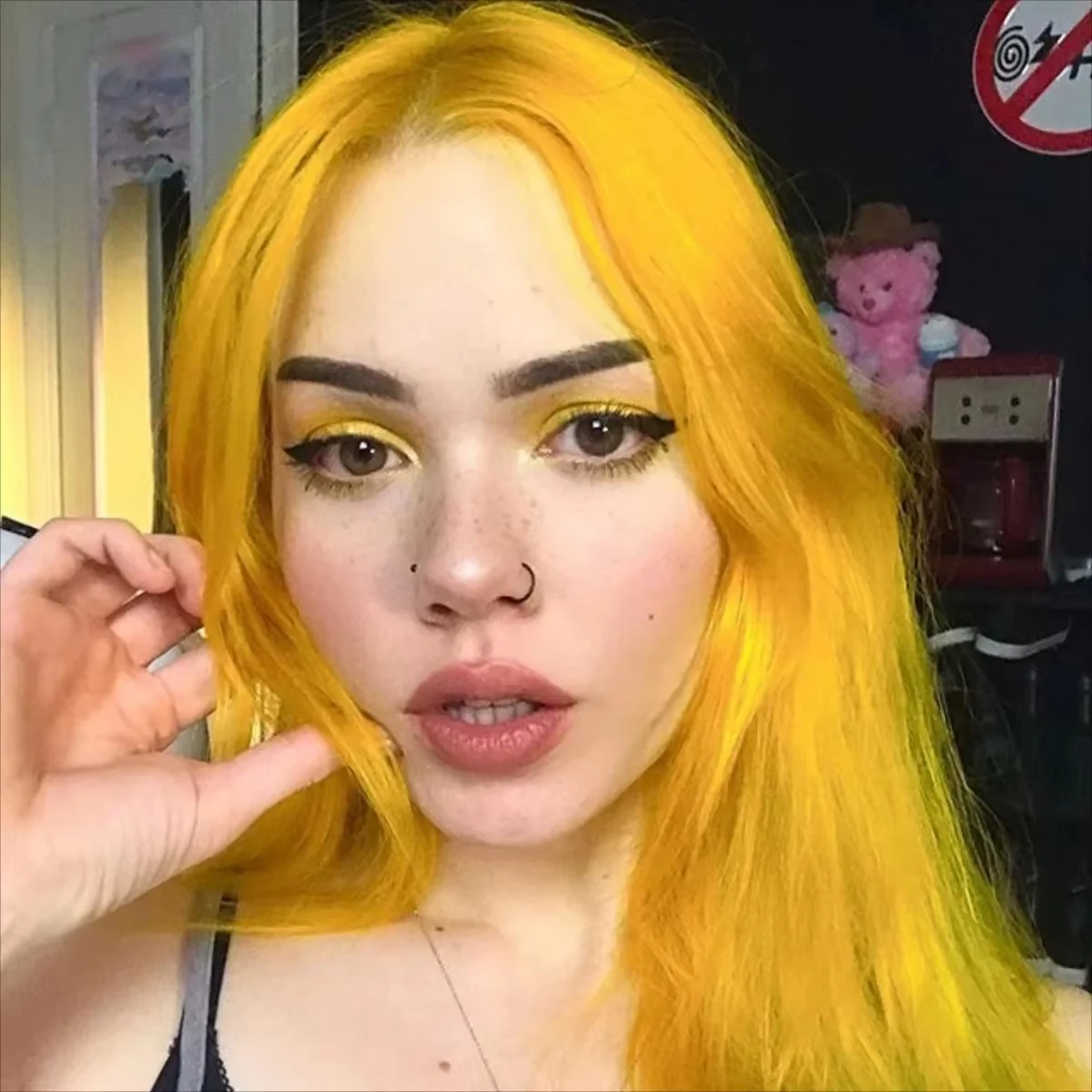 Yellow 613 13x4 13x6 Transparent Lace Frontal Wig Brazilian Straight 613 Colored Human Hair13x6 Lace Front Wigs Pre Plcuked
Yellow 613 13x4 13x6 Transparent Lace Frontal Wig Brazilian Straight 613 Colored Human Hair13x6 Lace Front Wigs Pre Plcuked