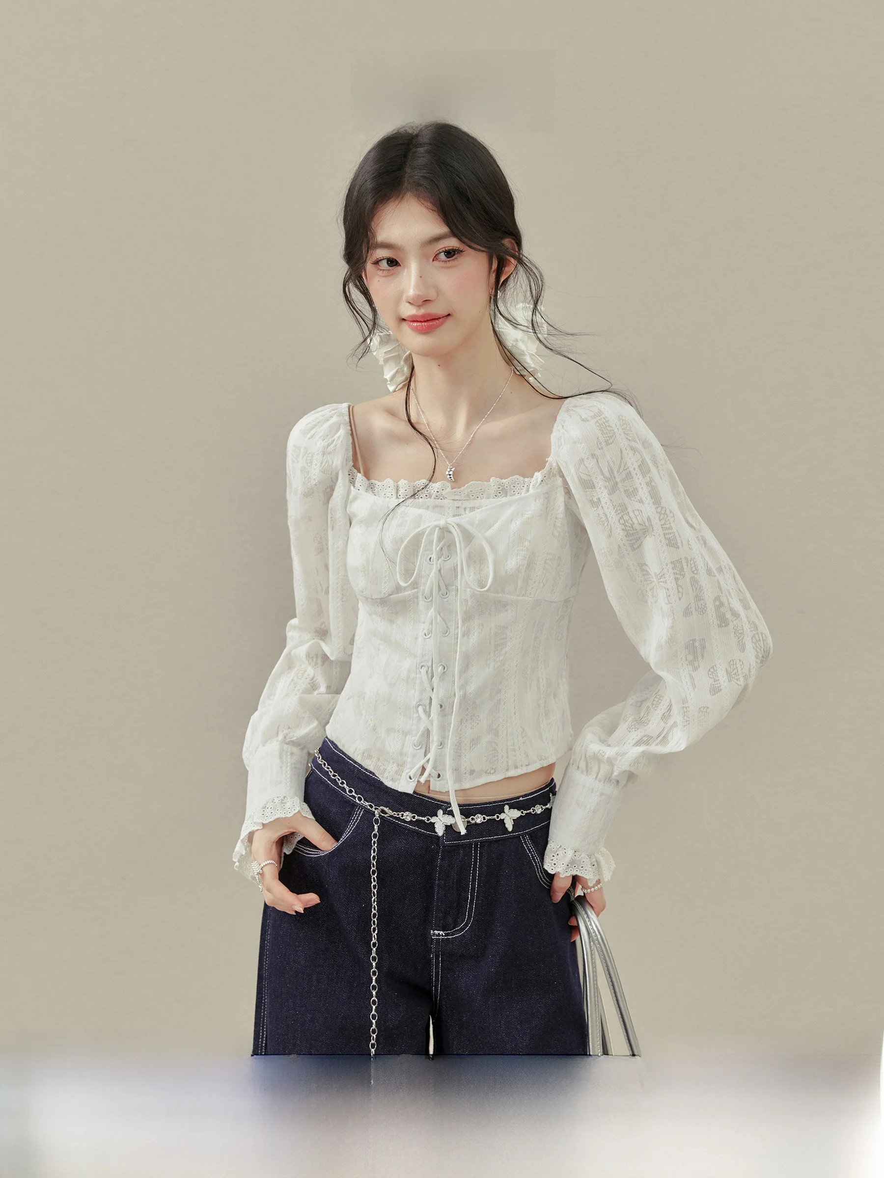 Женская приталенная блузка с кружевной отделкой и квадратным вырезом от Wang Ou Xī, коллекция Весна 2026, белая, с длинными рукавами-фонариками во французском стиле
Женская приталенная блузка с кружевной отделкой и квадратным вырезом от Wang Ou Xī, коллекция Весна 2026, белая, с длинными рукавами-фонариками во французском стиле