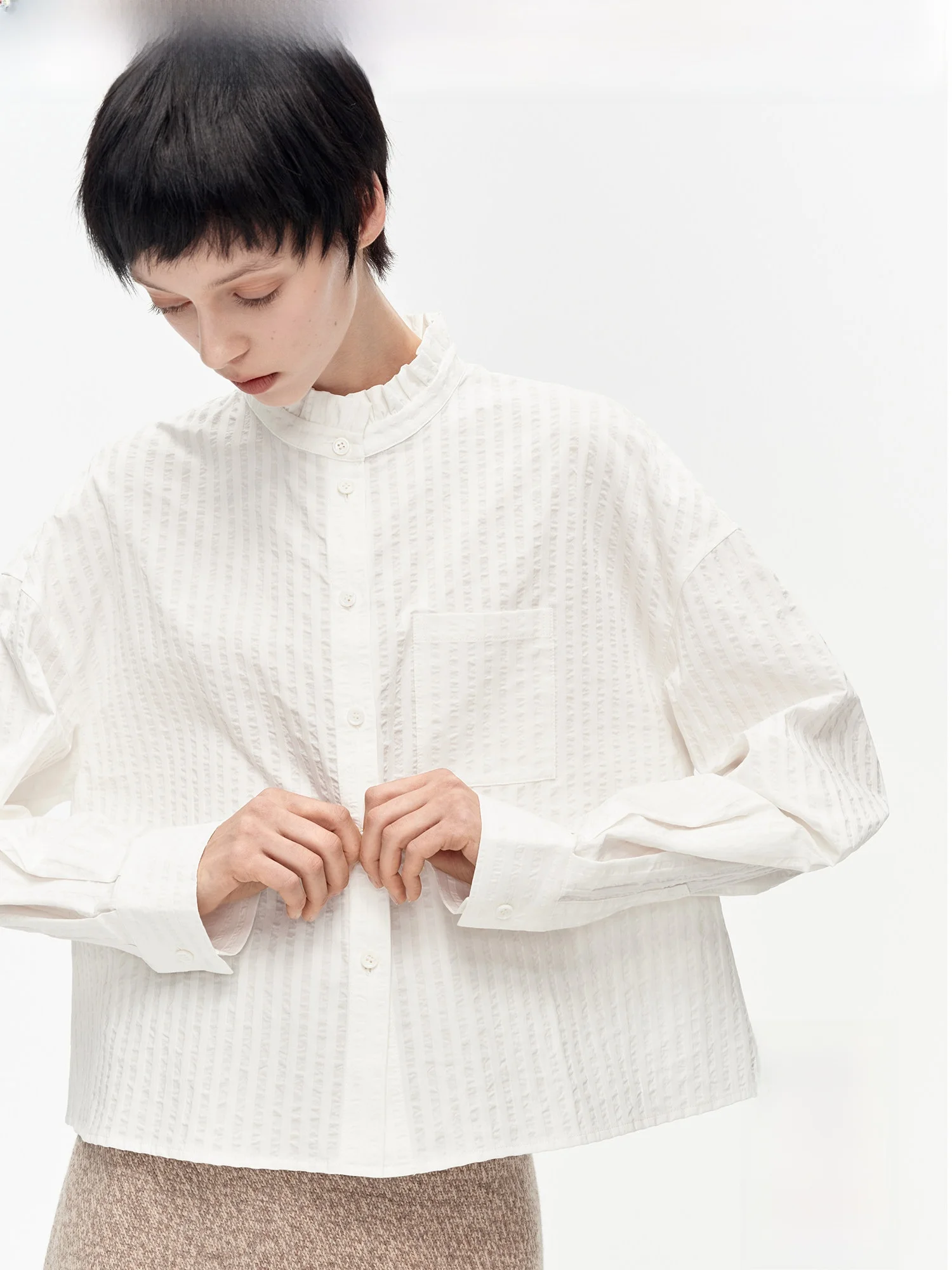 Hua Ji Yan Budai 100% Cotton Long Sleeve Loose Fit Stand Collar Striped Shirt Women's Spring Short Top Commute Style Pure Cotton
Hua Ji Yan Budai 100% Cotton Long Sleeve Loose Fit Stand Collar Striped Shirt Women's Spring Short Top Commute Style Pure Cotton
