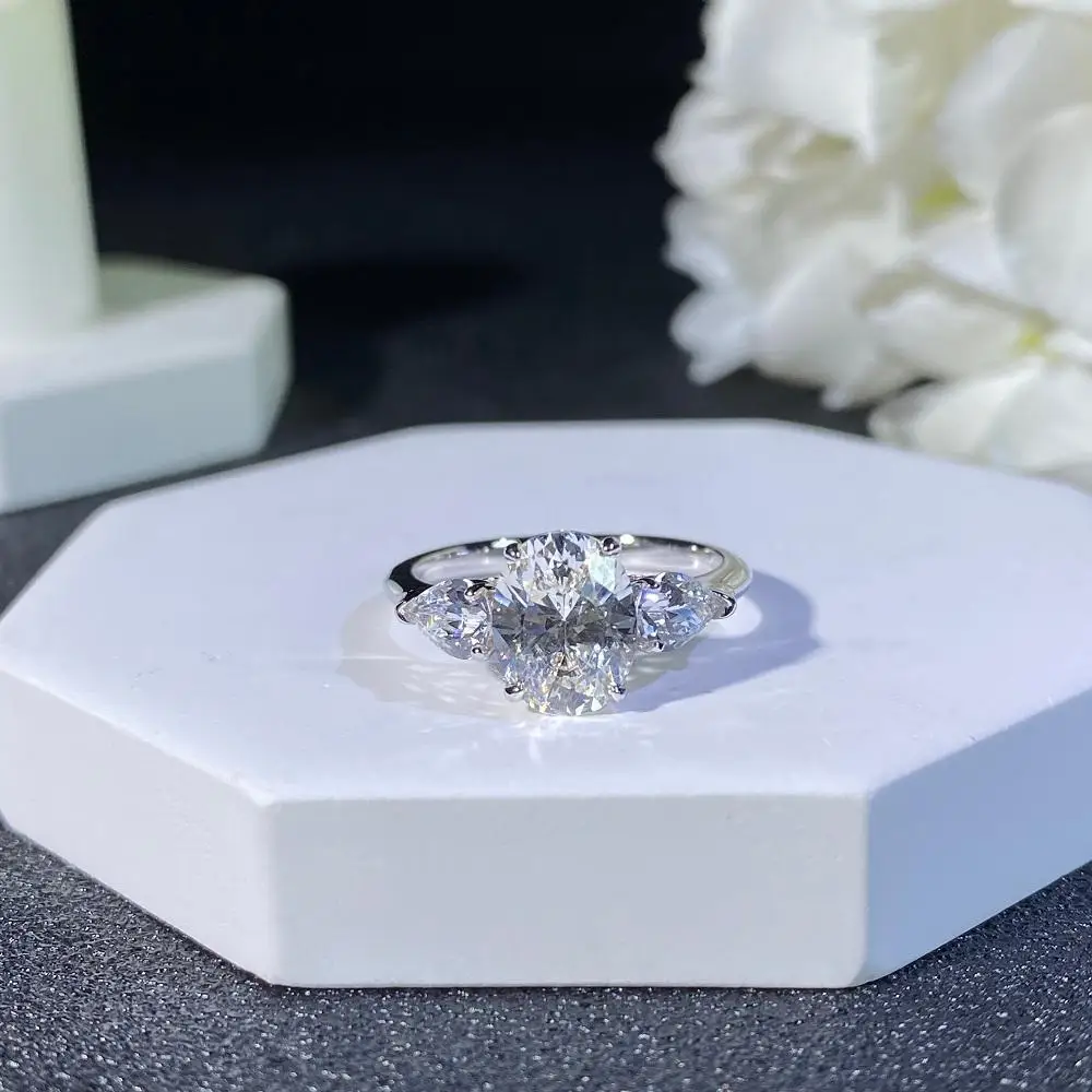 S925 sterling silver ring oval pigeon egg high carbon zircon water pear-shaped diamond ring wedding ring does not fade
S925 sterling silver ring oval pigeon egg high carbon zircon water pear-shaped diamond ring wedding ring does not fade
