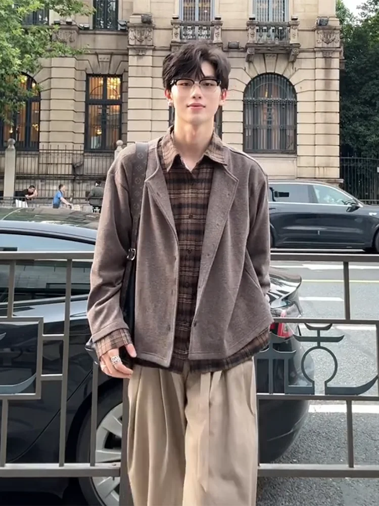 Мужской вязаный свитер High nce Sensation Amber с эффектом двухслойности, имитирующий куртку, с прямым кроем и стандартной посадкой на плечах.
Мужской вязаный свитер High nce Sensation Amber с эффектом двухслойности, имитирующий куртку, с прямым кроем и стандартной посадкой на плечах.