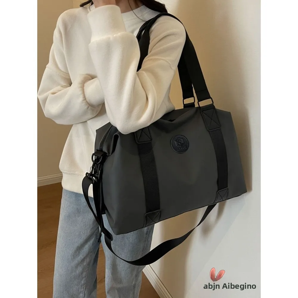 Большая дорожная сумка-кроссбоди с отделениями для сухих и влажных вещей, для коротких поездок, с возможностью крепления на ручку чемодана
Большая дорожная сумка-кроссбоди с отделениями для сухих и влажных вещей, для коротких поездок, с возможностью крепления на ручку чемодана