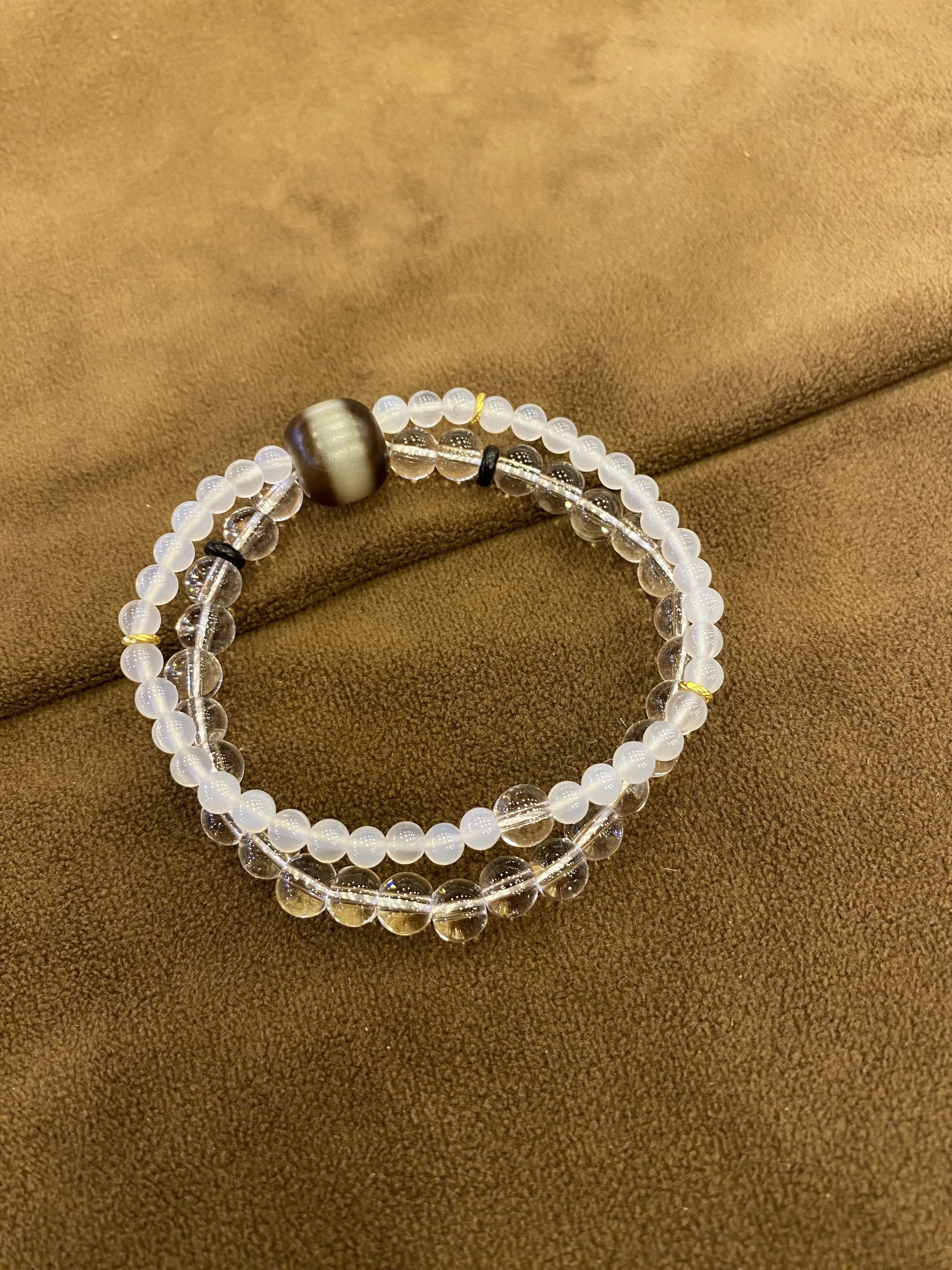 Clear Quartz & Matte Agate Double-Layer Bracelet
Clear Quartz & Matte Agate Double-Layer Bracelet