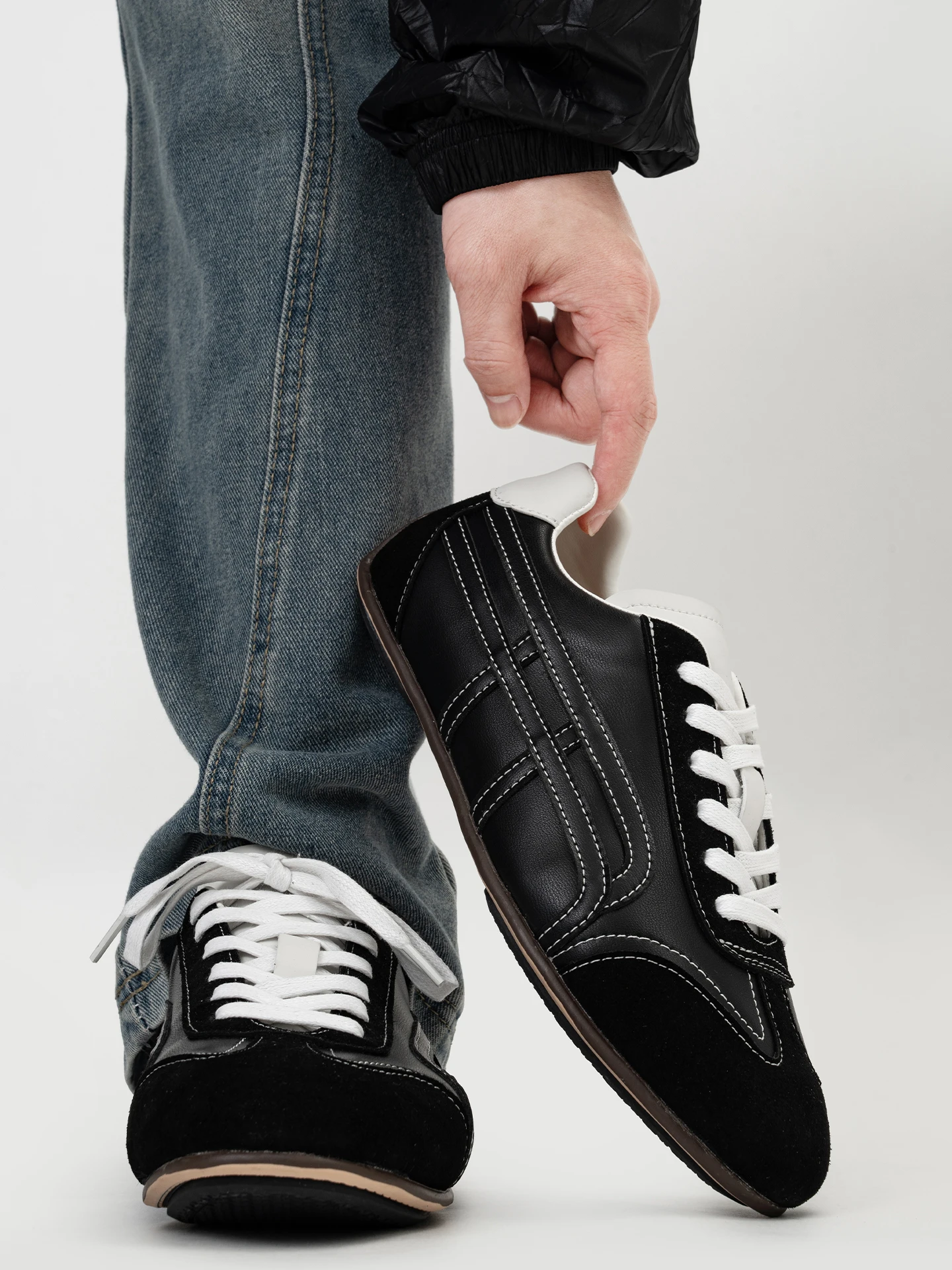 Retro Black Minimalist German Training Shoes Unisex High-End Flat Bottom Versatile Casual Race Car Flat Bottom Sports Shoes
Retro Black Minimalist German Training Shoes Unisex High-End Flat Bottom Versatile Casual Race Car Flat Bottom Sports Shoes
