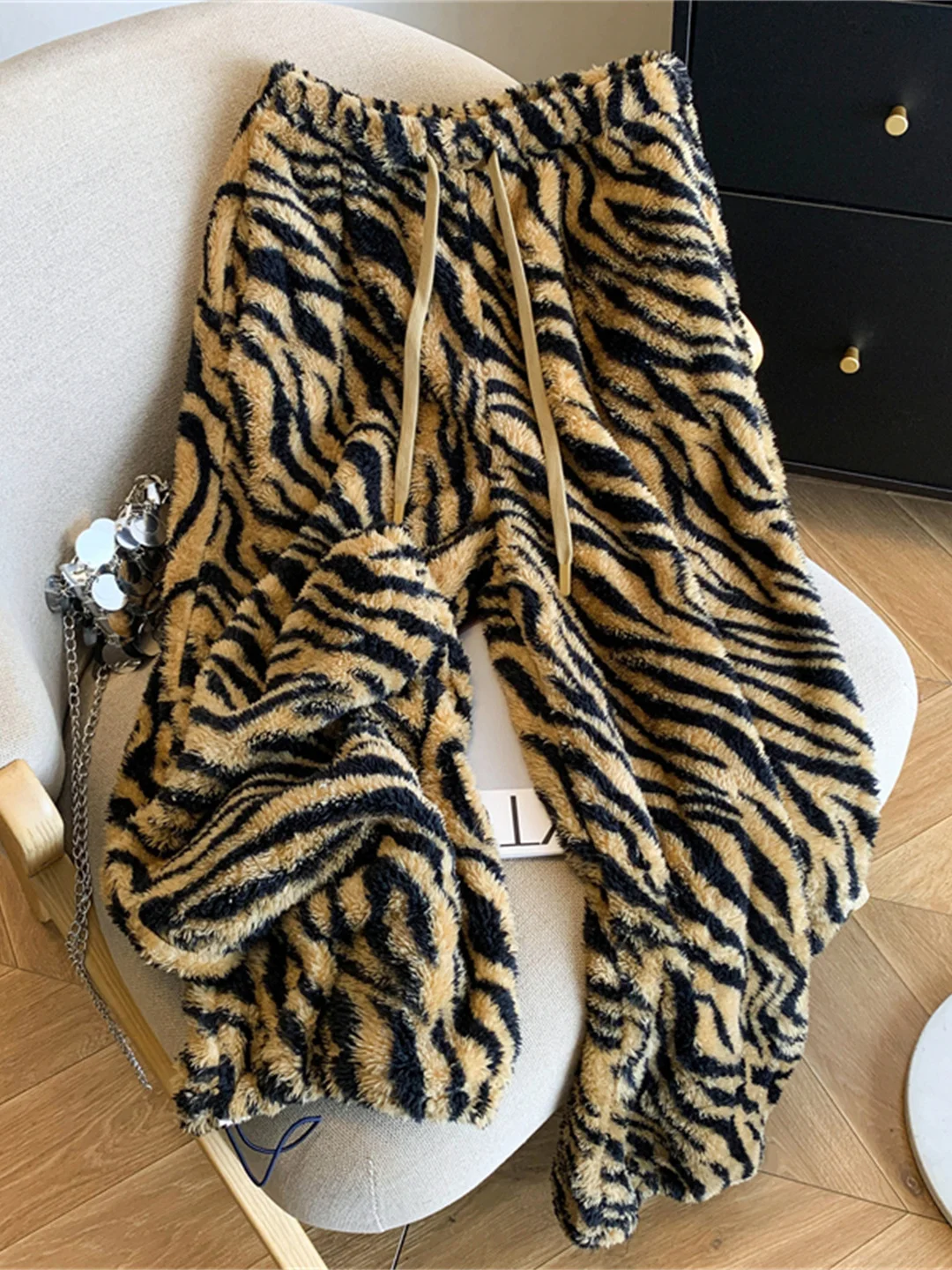 Женские зимние брюки Wild Wth из двустороннего фланеля с широкими штанинами, высокой талией, прямым кроем, износостойкие
Женские зимние брюки Wild Wth из двустороннего фланеля с широкими штанинами, высокой талией, прямым кроем, износостойкие