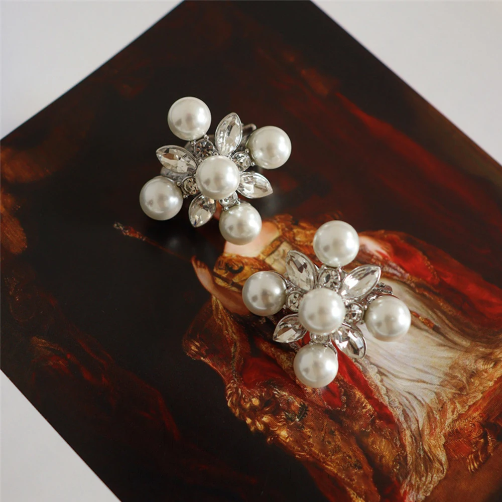 Vintage fashion Classic Luxury flair Diamond pearl Zircon paired with Bohemian women's earrings Stud earrings or ear clips
Vintage fashion Classic Luxury flair Diamond pearl Zircon paired with Bohemian women's earrings Stud earrings or ear clips