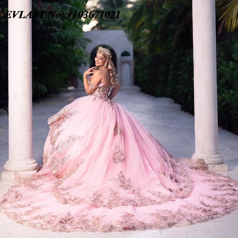 EVLAST Блестящее розовое платье Quinceanera, бальное платье с золотой кружевной аппликацией, многоуровневый корсет из бисера, Sweet 16, Vestidos De XV 15 Anos SQ157
EVLAST Блестящее розовое платье Quinceanera, бальное платье с золотой кружевной аппликацией, многоуровневый корсет из бисера, Sweet 16, Vestidos De XV 15 Anos SQ157