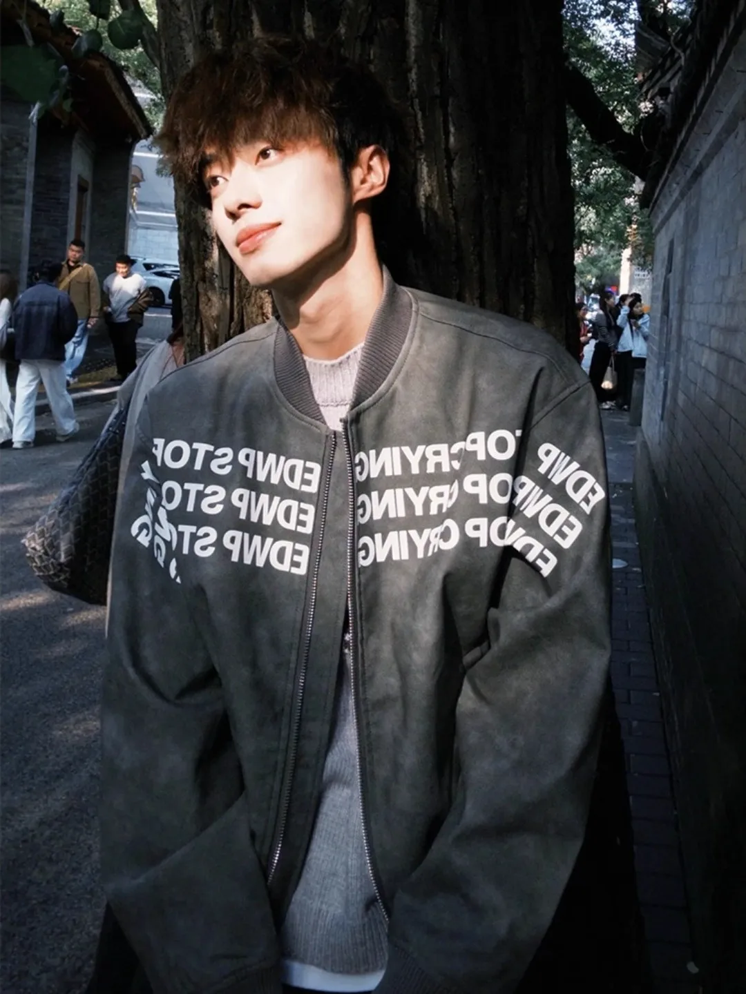 Tie-Dye PU Leather Cotton Baseball Jacket Men Autumn Winter Letter Print Pilot Jacket American Cool Cotton Coat Outerwear
Tie-Dye PU Leather Cotton Baseball Jacket Men Autumn Winter Letter Print Pilot Jacket American Cool Cotton Coat Outerwear