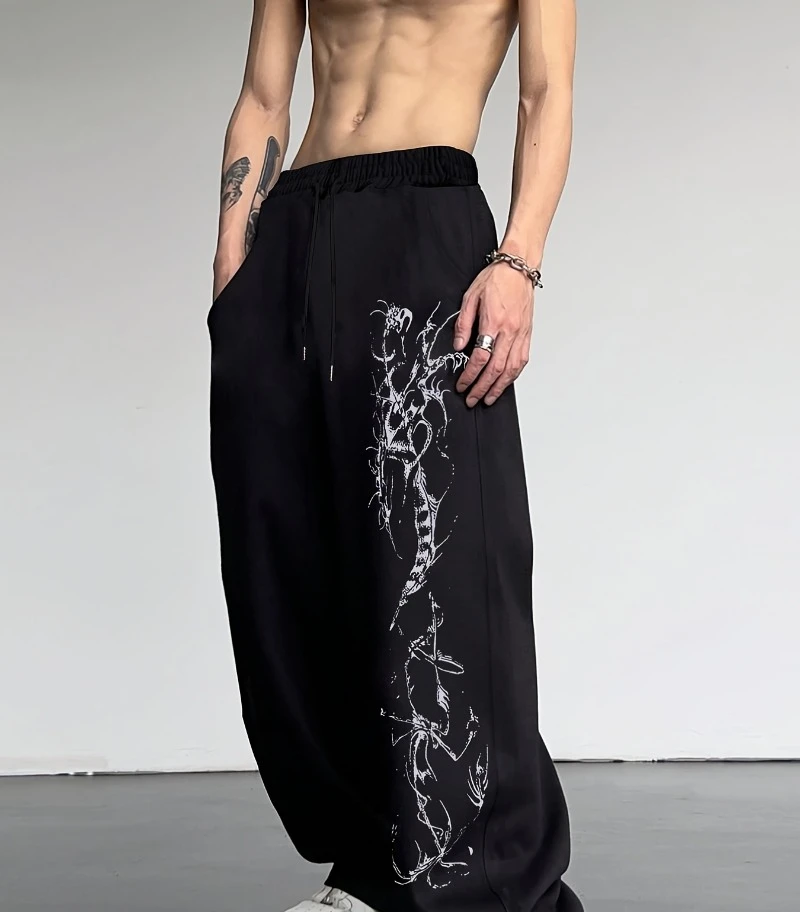 Men's casual athletic trousers, geometric print sweatpants, drawstring wide-leg casual trousers suitable for all seasons.
Men's casual athletic trousers, geometric print sweatpants, drawstring wide-leg casual trousers suitable for all seasons.