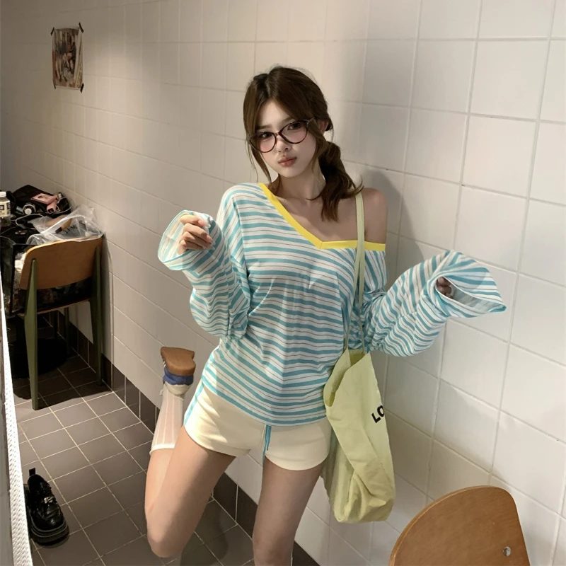 Lazy Style Striped V-neck Off Shoulder Long Sleeved T-shirt for Women 2026 Summer New Fashionable Loose Casual Sunscreen Cover
Lazy Style Striped V-neck Off Shoulder Long Sleeved T-shirt for Women 2026 Summer New Fashionable Loose Casual Sunscreen Cover