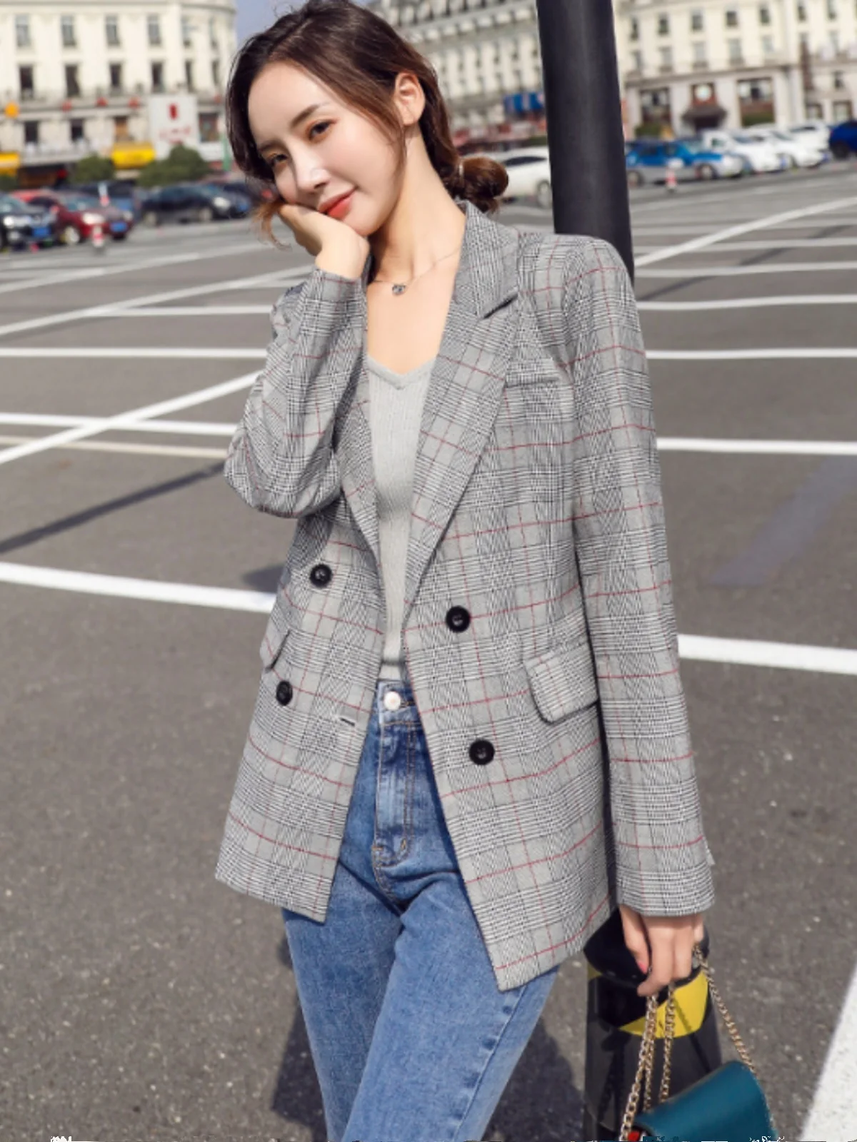 Ретро-костюмный пиджак в клетку с длинными рукавами для офиса, весна-осень, универсальный, двубортный, модный женский стиль
Ретро-костюмный пиджак в клетку с длинными рукавами для офиса, весна-осень, универсальный, двубортный, модный женский стиль