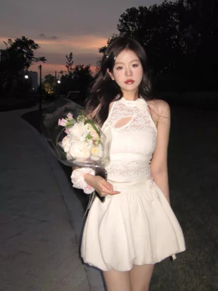 Summer Fashion Set Women's Lace Neck Hanging Sleeveless Top And Rose Bud Short Skirt Two-Piece Set Trendy And Stylish
Summer Fashion Set Women's Lace Neck Hanging Sleeveless Top And Rose Bud Short Skirt Two-Piece Set Trendy And Stylish