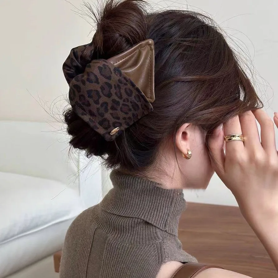 Triangle Hair Claw Clip Leopard Print Leather Patchwork Retro Korean Style Non Slip for Back Head Daily Home
Triangle Hair Claw Clip Leopard Print Leather Patchwork Retro Korean Style Non Slip for Back Head Daily Home