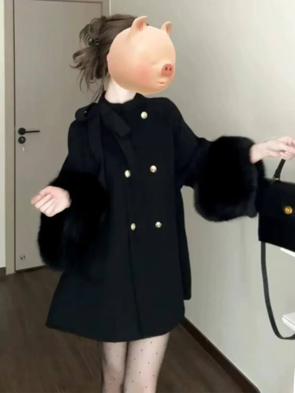 Корейское короткое шерстяное пальто с меховыми рукавами, элегантное черное твидовое пальто для молодых женщин, модное, для повседневной носки, утепленное зимнее пальто
Корейское короткое шерстяное пальто с меховыми рукавами, элегантное черное твидовое пальто для молодых женщин, модное, для повседневной носки, утепленное зимнее пальто