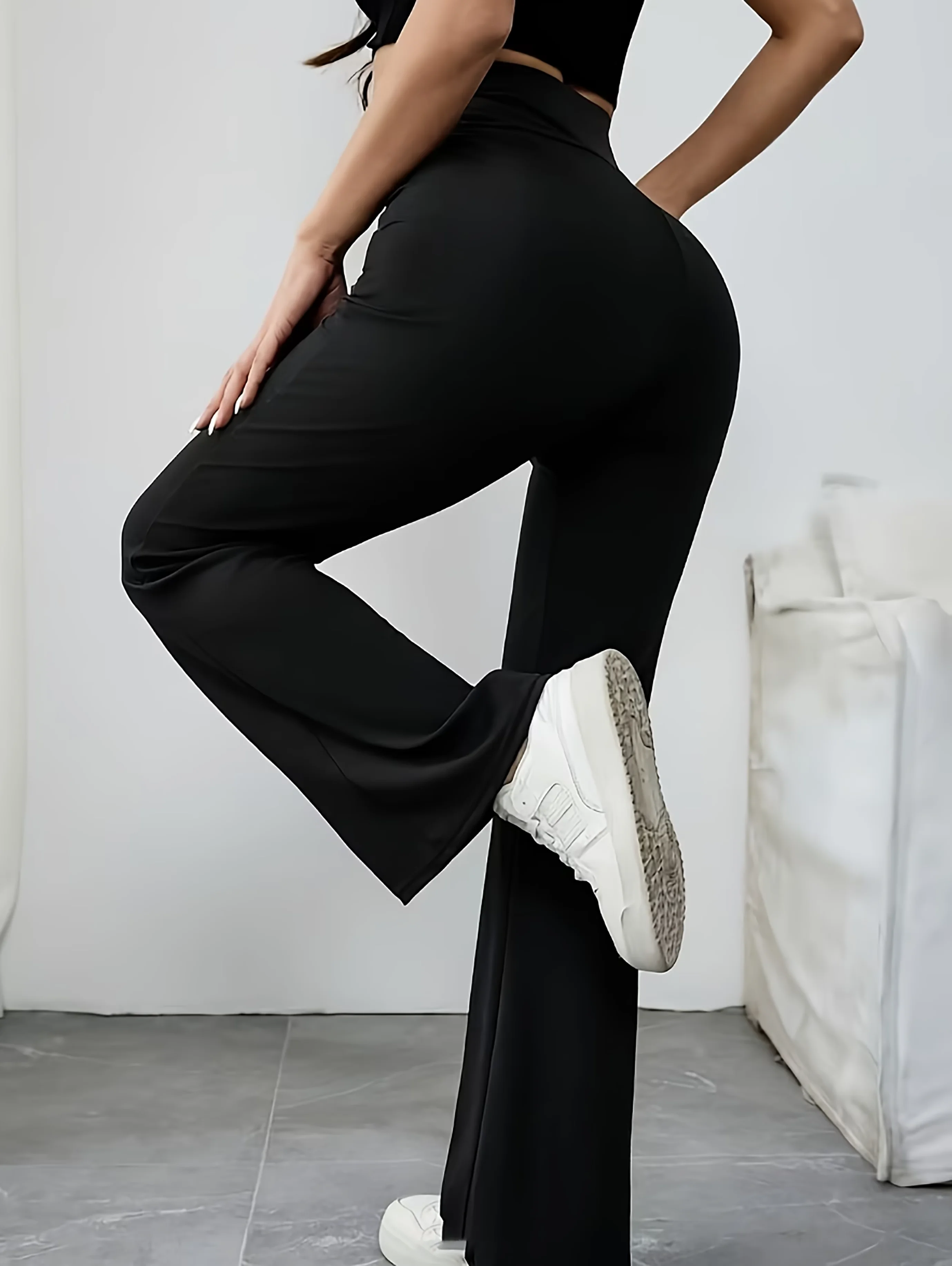 Ladies' black high waist flared trousers are elastic, slim, fashionable and elegant, suitable for commuting.
Ladies' black high waist flared trousers are elastic, slim, fashionable and elegant, suitable for commuting.