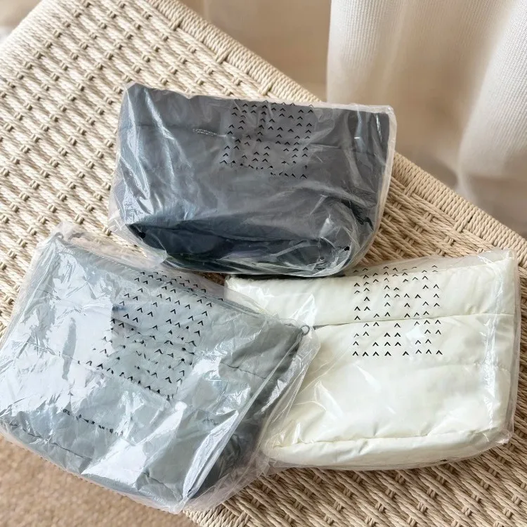 Cloud bucket bag, multifunctional crossbody carrying, men's and women's autumn and winter new style, high-end and waterproof
Cloud bucket bag, multifunctional crossbody carrying, men's and women's autumn and winter new style, high-end and waterproof