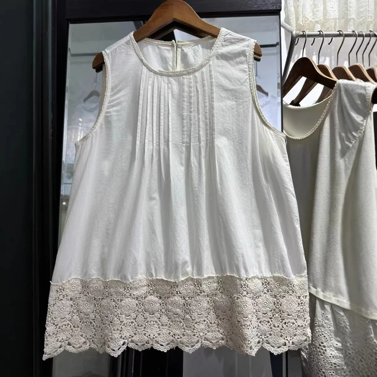 White Lace Splice Loose Sleeveless Top Girl's Style Pure Color Cotton Blend Fabric Spring Summer Fashion Trend Backless Vest
White Lace Splice Loose Sleeveless Top Girl's Style Pure Color Cotton Blend Fabric Spring Summer Fashion Trend Backless Vest