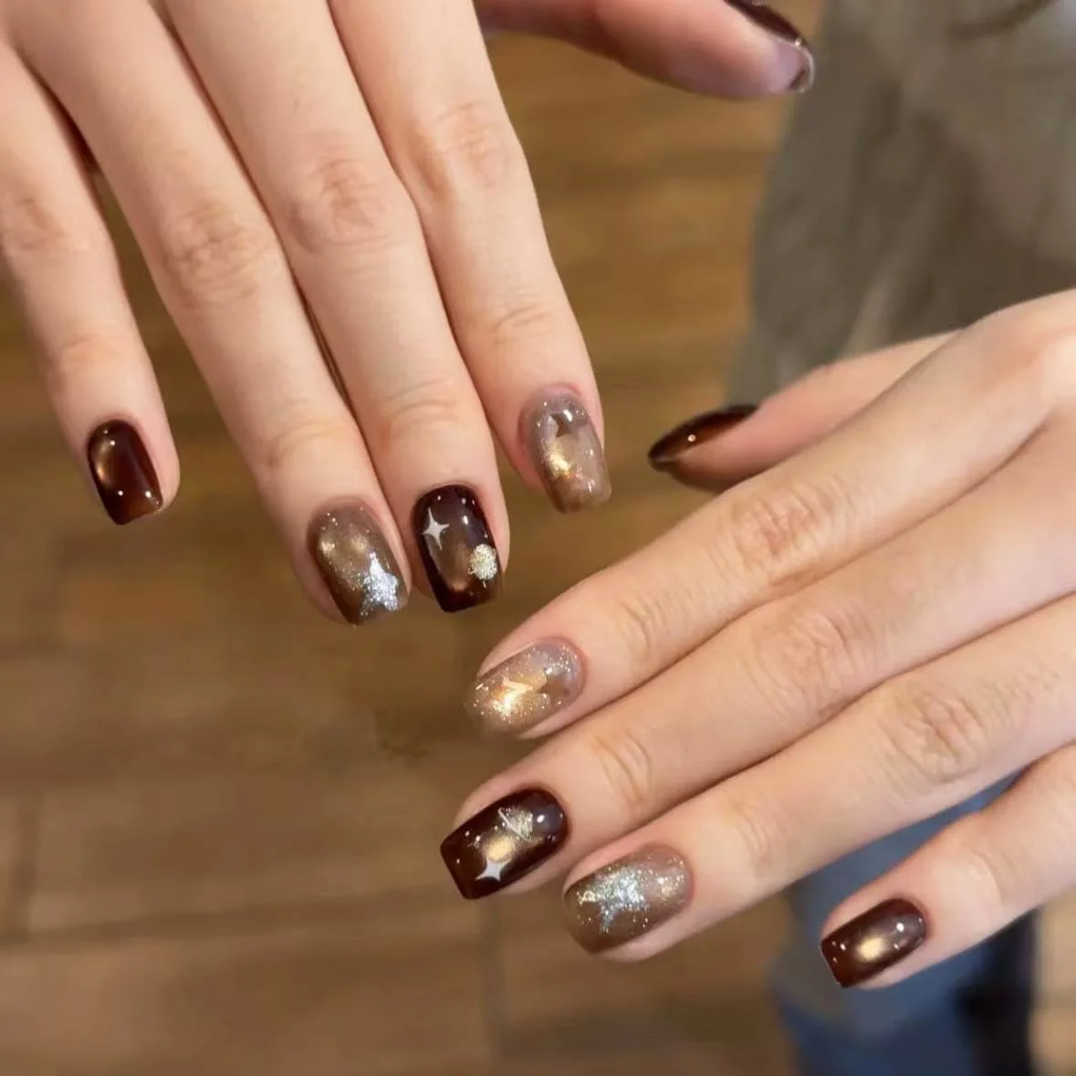 24pcs Brown Cat's Eye Press on False Nails Sets Short Ballet Nails Tips with Glitter Star Design Fake Nail Art Reusable Manicure
24pcs Brown Cat's Eye Press on False Nails Sets Short Ballet Nails Tips with Glitter Star Design Fake Nail Art Reusable Manicure