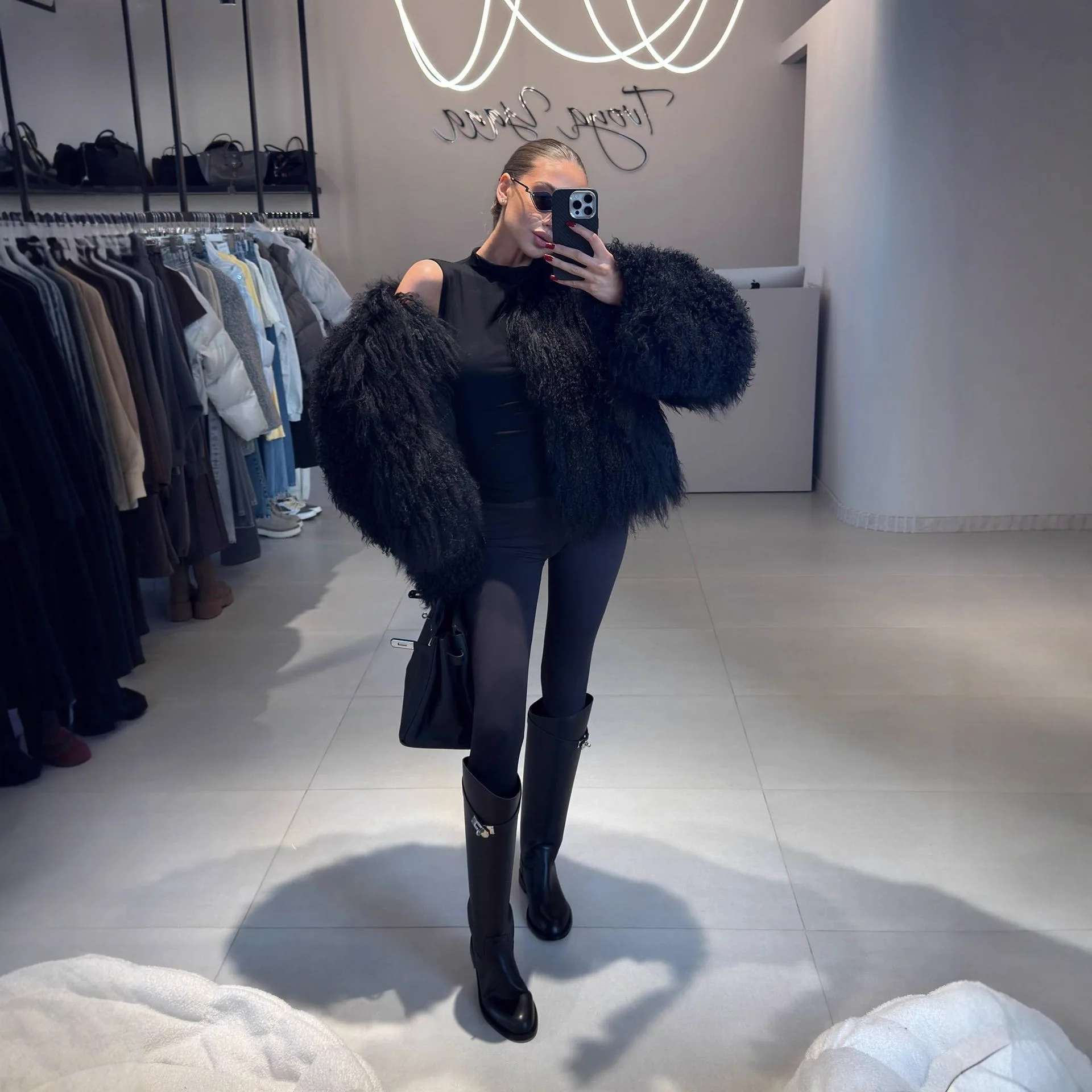 Artificial Fur Jacket Versatile Curly Lady Lamb Fur Jacket Winter Women Fux Fur Coat Warm Long Hair Female fur искусственный мех
Artificial Fur Jacket Versatile Curly Lady Lamb Fur Jacket Winter Women Fux Fur Coat Warm Long Hair Female fur искусственный мех