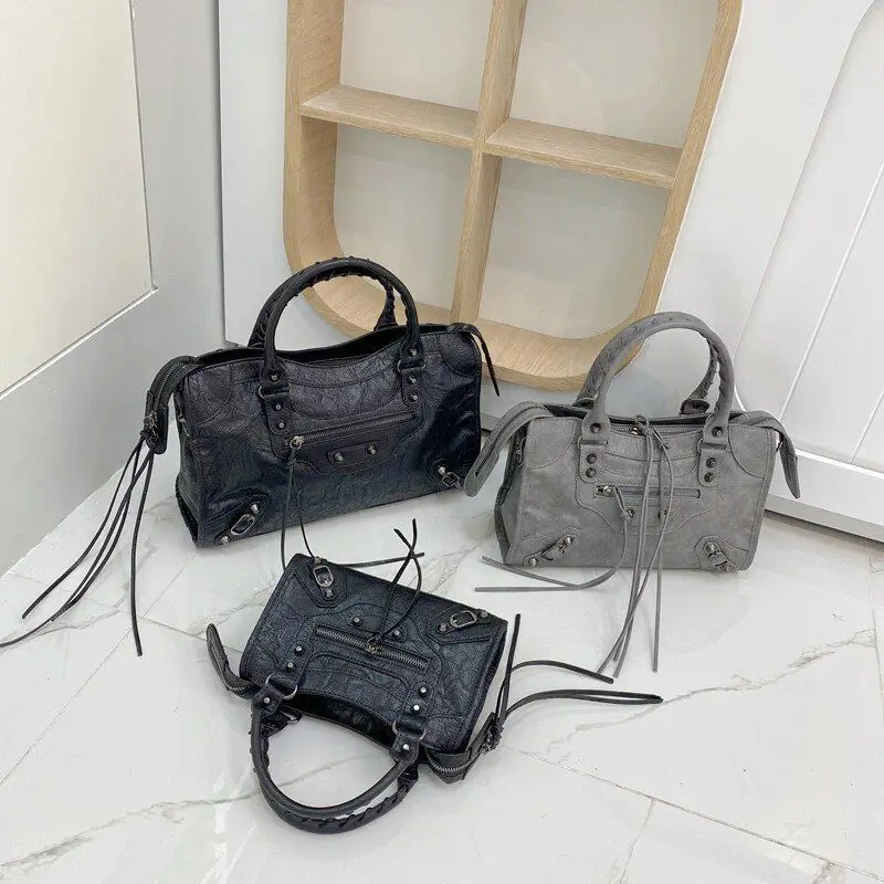 2024 New Explosive Pattern Motorcycle Women's Handbag Rivet Tassel One Shoulder Crossbody Bag
2024 New Explosive Pattern Motorcycle Women's Handbag Rivet Tassel One Shoulder Crossbody Bag