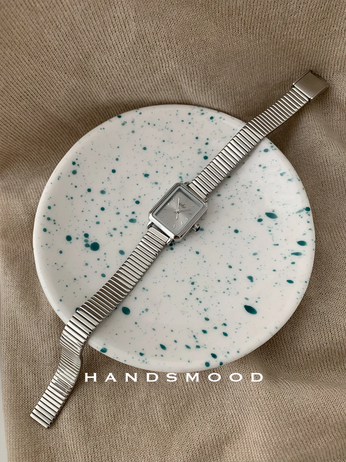 Grey-gray elegant rectangular dial with bamboo strap, a versatile and stylish women's watch, perfect as a gift for ladies.
Grey-gray elegant rectangular dial with bamboo strap, a versatile and stylish women's watch, perfect as a gift for ladies.