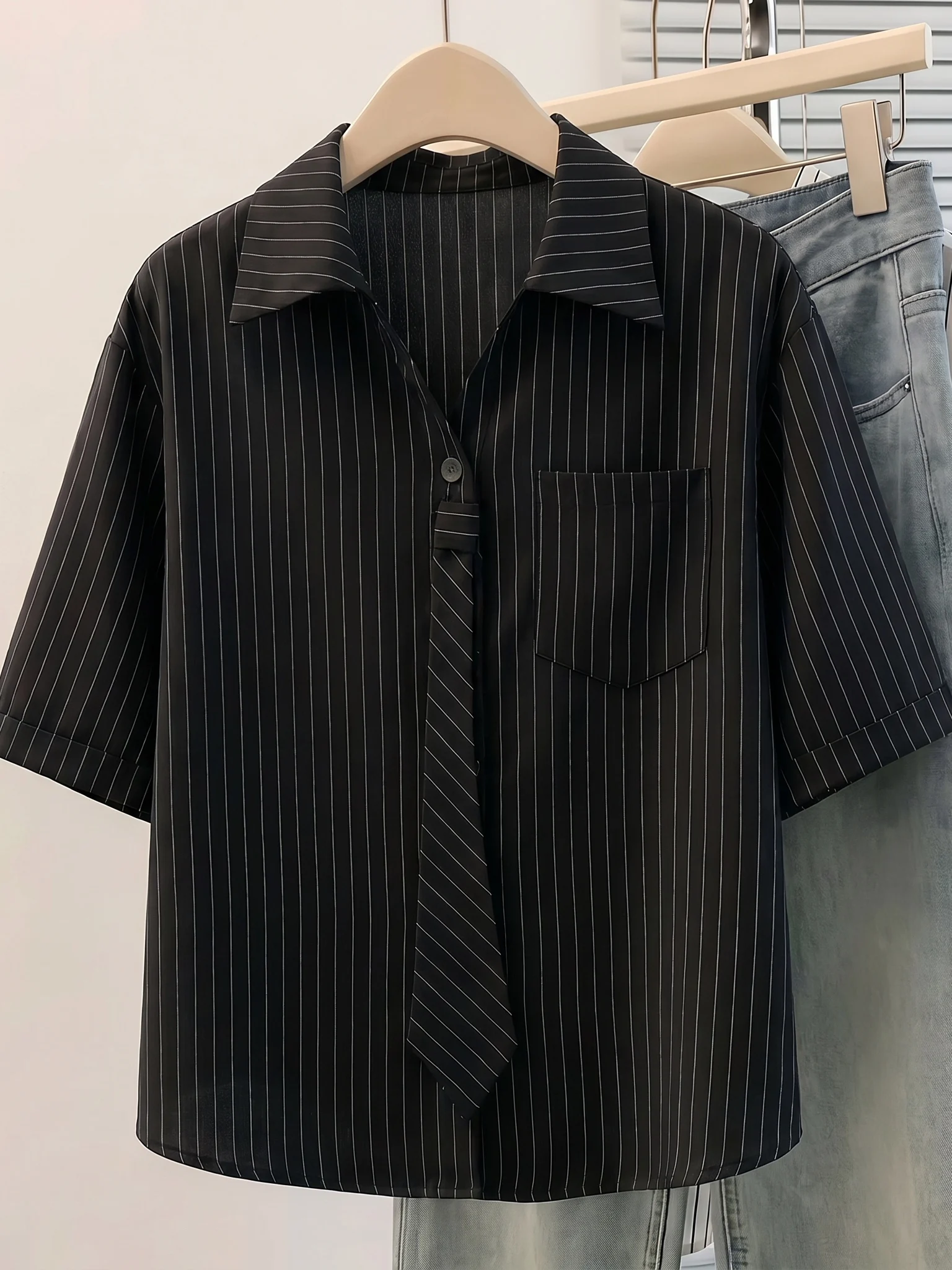 Elegant Black Stripe V-Neck Short Sleeve Shirt Women's Summer New Style plus Size Slimming Tummy Covering Top Korean Style
Elegant Black Stripe V-Neck Short Sleeve Shirt Women's Summer New Style plus Size Slimming Tummy Covering Top Korean Style
