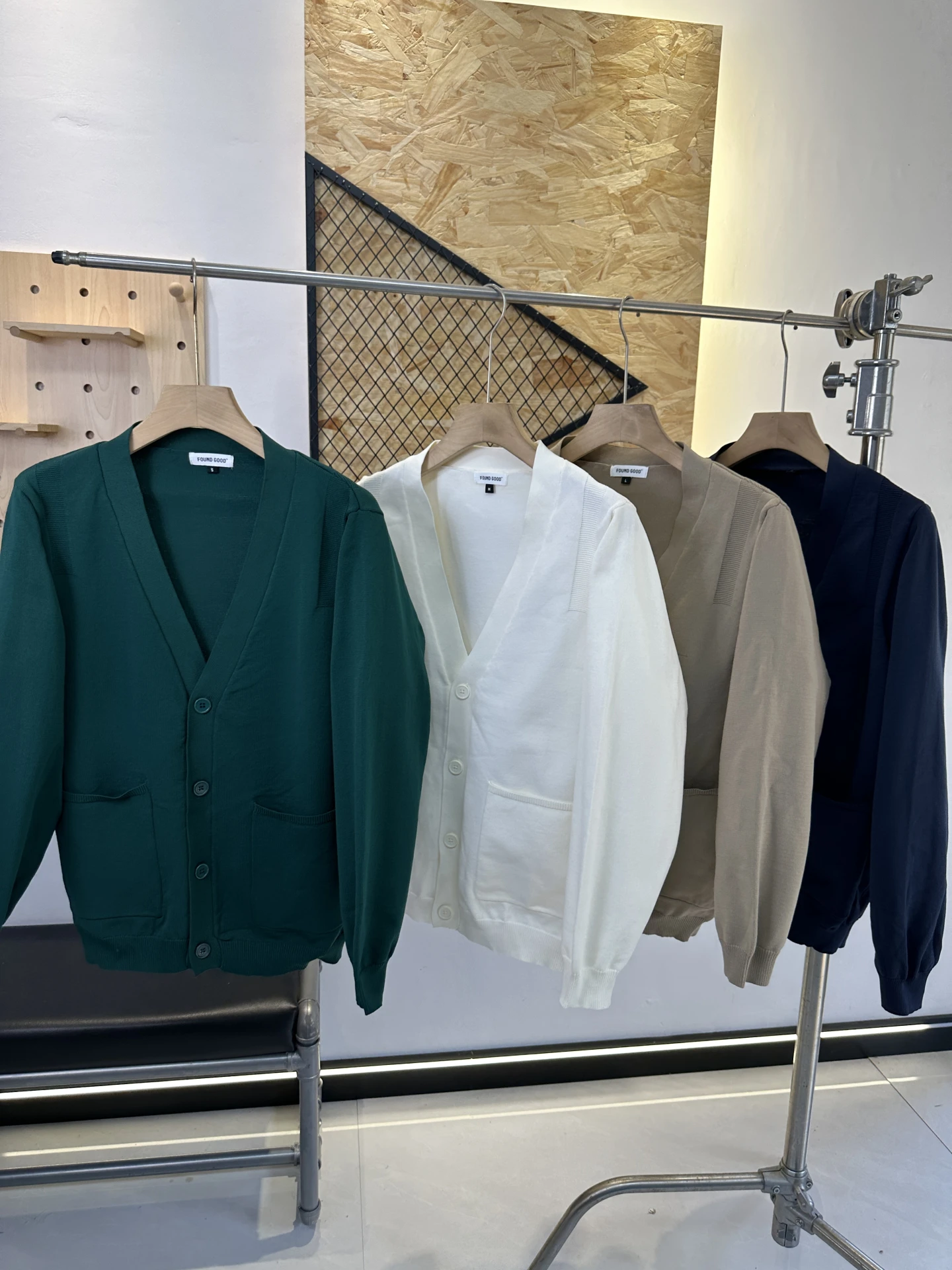 Loose Knitted V-Ne Open Cardigan Simple Sle Layering Spring Autumn Slimming Lazy Faion Outerwear for Young Men
Loose Knitted V-Ne Open Cardigan Simple Sle Layering Spring Autumn Slimming Lazy Faion Outerwear for Young Men