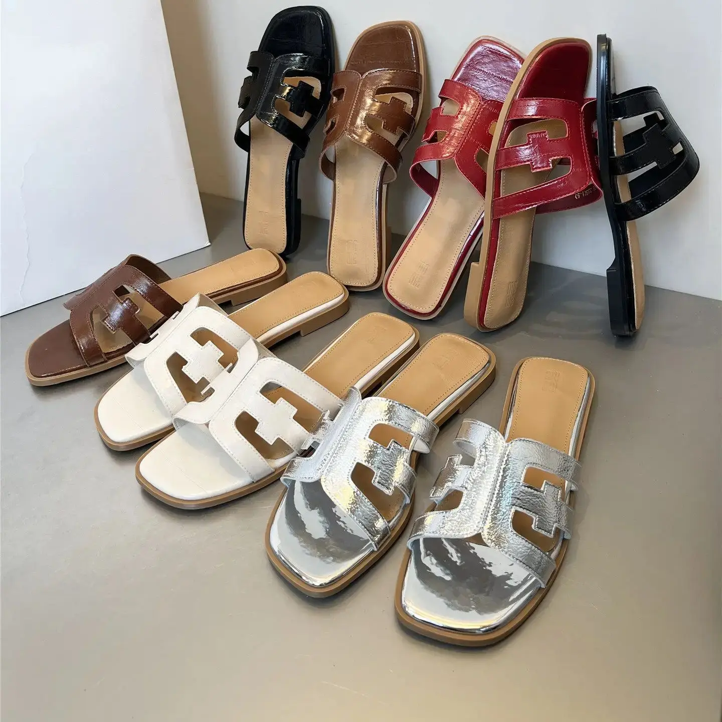 New Slip-On Mules Open-Toe Slippers Lightweight hollow slide sandals for beach Casual Outdoor Wear Retro Slipper for Women 2026
New Slip-On Mules Open-Toe Slippers Lightweight hollow slide sandals for beach Casual Outdoor Wear Retro Slipper for Women 2026