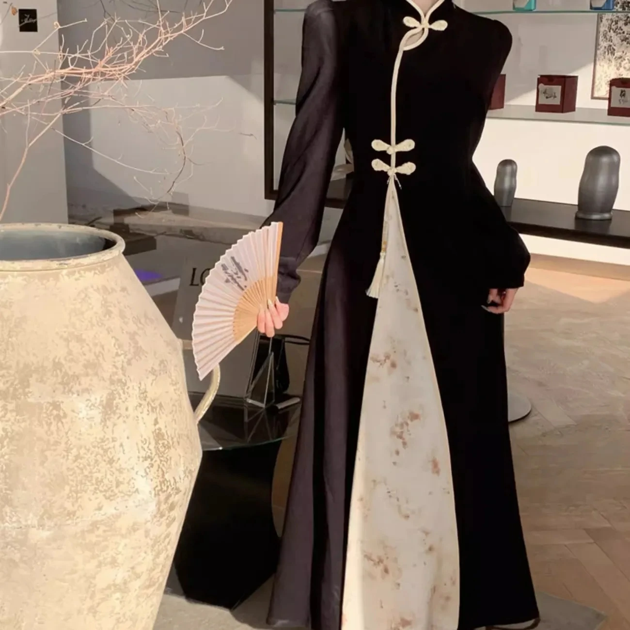 Осень 2021, длинное стильное новое китайское стильное высококачественное черное платье Ципао Pure Desire, темпераментное утягивающее платье с длинными рукавами и талией
Осень 2021, длинное стильное новое китайское стильное высококачественное черное платье Ципао Pure Desire, темпераментное утягивающее платье с длинными рукавами и талией