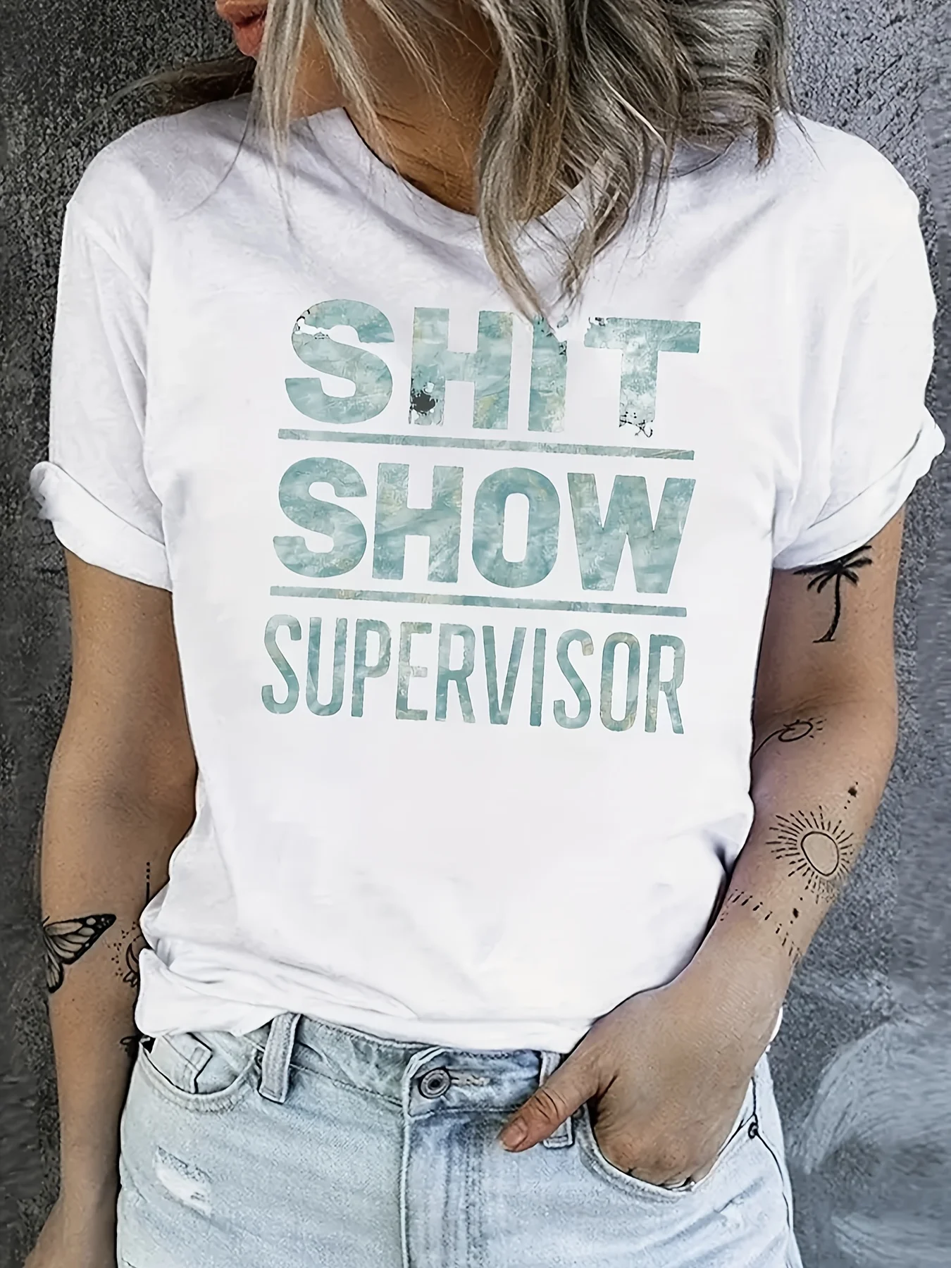 Женская футболка с принтом "Shit Show Supervisor" – забавный и дерзкий графический дизайн, повседневный стильный топ
Женская футболка с принтом "Shit Show Supervisor" – забавный и дерзкий графический дизайн, повседневный стильный топ