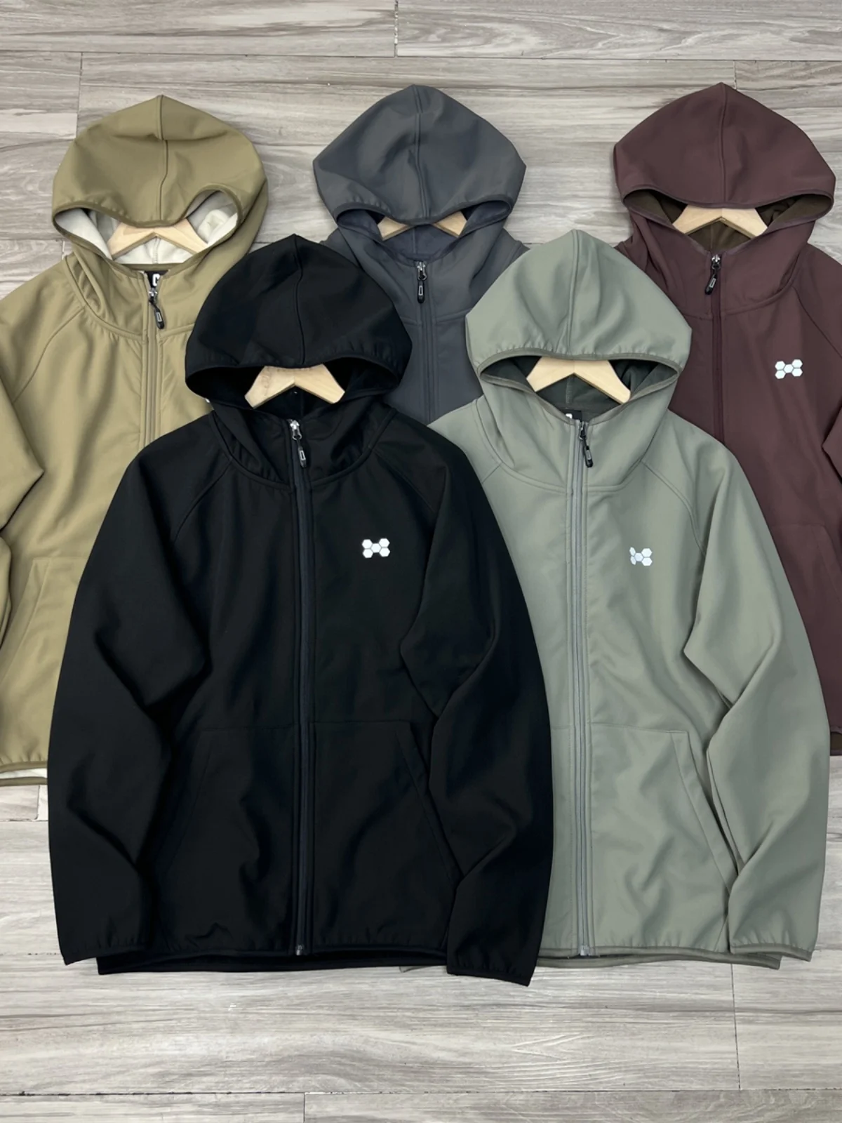 Мужская ветрозащитная и водоотталкивающая куртка-кардиган с капюшоном на молнии для активного отдыха, приталенный крой, городской стиль
Мужская ветрозащитная и водоотталкивающая куртка-кардиган с капюшоном на молнии для активного отдыха, приталенный крой, городской стиль