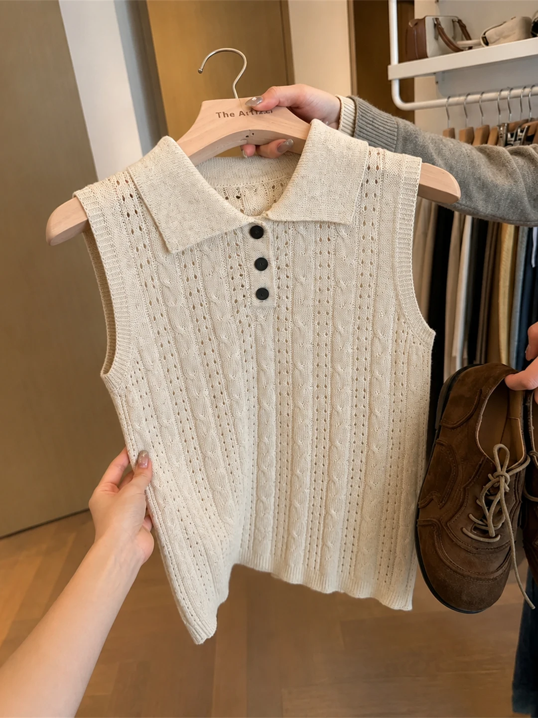 Comfortable Knitted Neck Sleeveless Vest Slimming Versatile Top Hollow out Design Summer Fashion Women's Silk Upperwear
Comfortable Knitted Neck Sleeveless Vest Slimming Versatile Top Hollow out Design Summer Fashion Women's Silk Upperwear