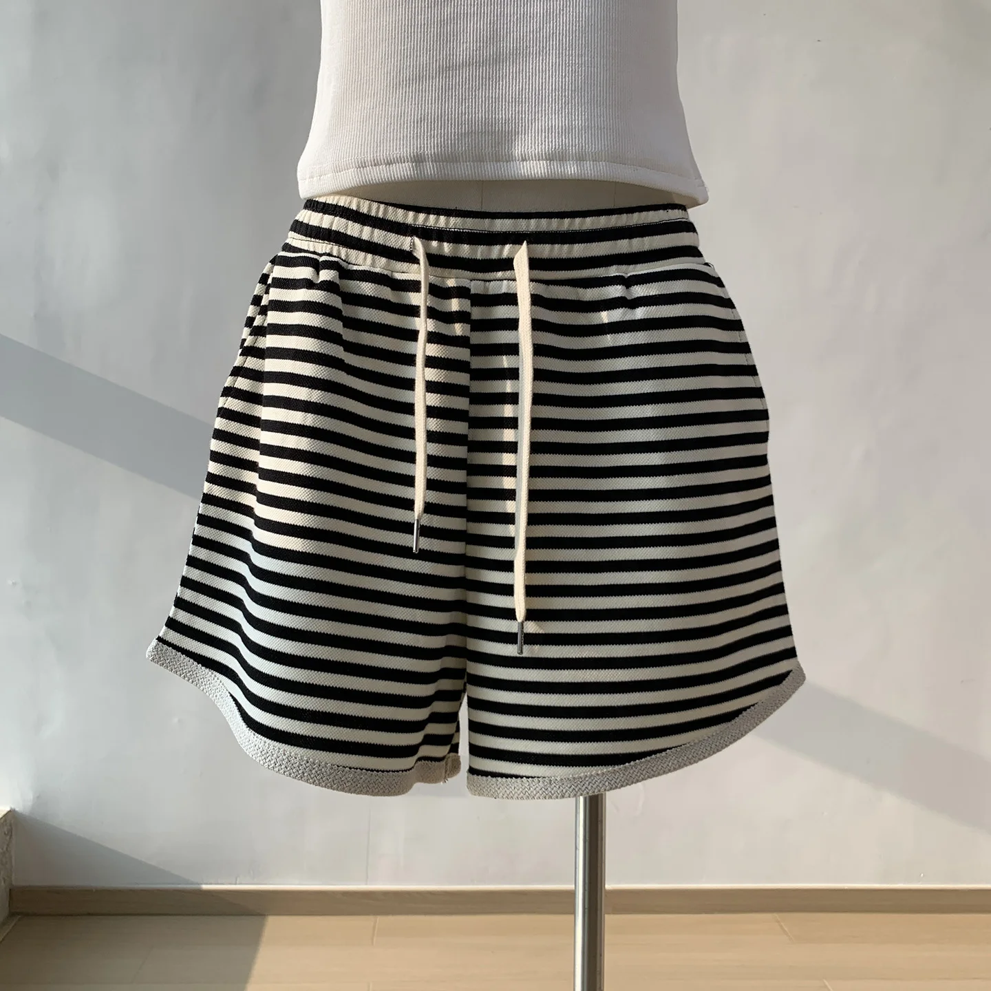 High Waist Casual Pants Women's Summer 2026 New Style Loose Student Sports Black White Stripes Wide Leg Shorts Small Size
High Waist Casual Pants Women's Summer 2026 New Style Loose Student Sports Black White Stripes Wide Leg Shorts Small Size