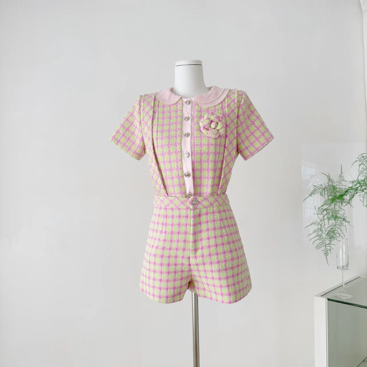 2025 Summer Short Sleeve Floral Applique Pin Pink Tweed Top Slim Shorts Two Piece Set Women Outfits
2025 Summer Short Sleeve Floral Applique Pin Pink Tweed Top Slim Shorts Two Piece Set Women Outfits