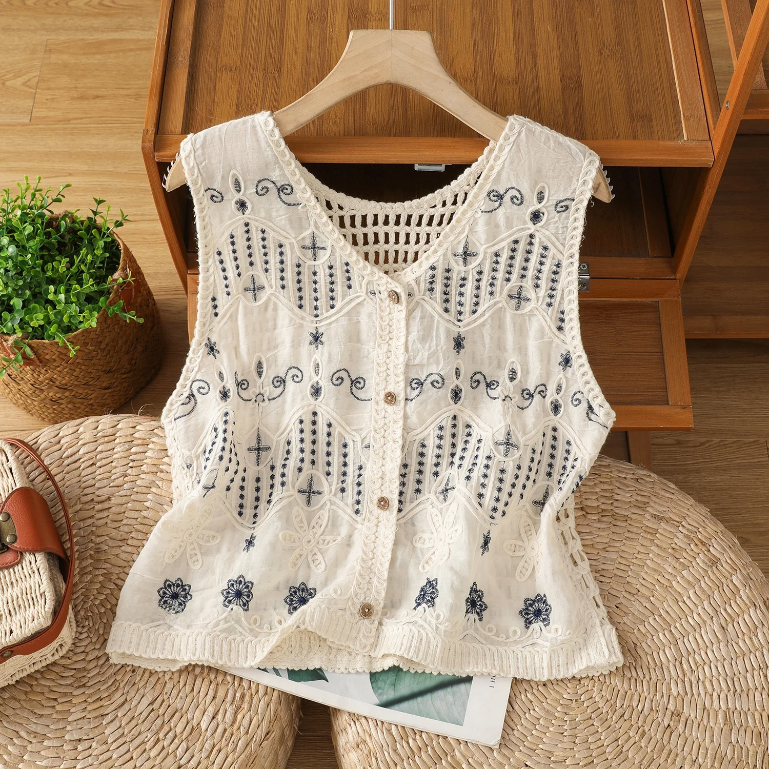 New Fashionable round Neck Sleeveless Embroidered Vest Women's High-End Feeling Top Hollow out Thin Style Short Length Single...
New Fashionable round Neck Sleeveless Embroidered Vest Women's High-End Feeling Top Hollow out Thin Style Short Length Single...