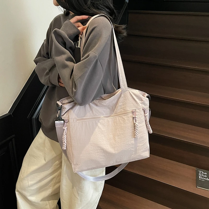 Высококачественные женские холщовые сумки, модные женские сумки через плечо на молнии, большие вместительные женские сумки-тоут для покупок
Высококачественные женские холщовые сумки, модные женские сумки через плечо на молнии, большие вместительные женские сумки-тоут для покупок