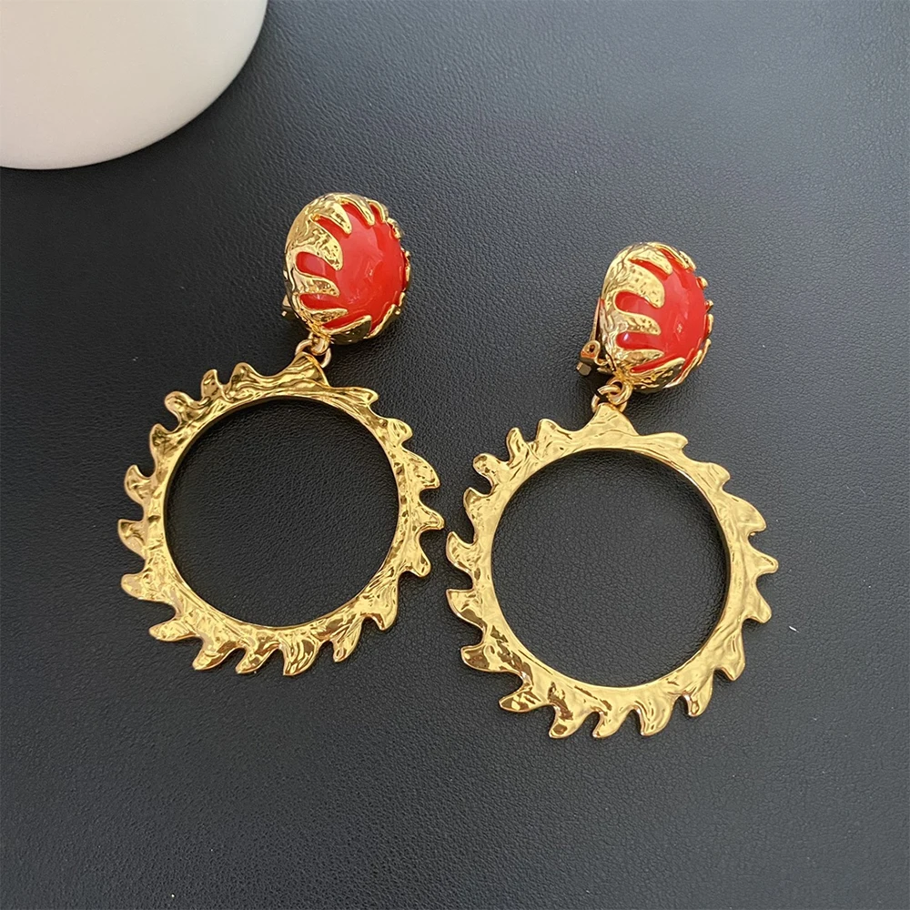 Báthory Elizabeth 2024 Fashion Designer Brand Gold Resin Large Circle Ear Clip Earrings Women Top Quality Luxury Jewelry Party
Báthory Elizabeth 2024 Fashion Designer Brand Gold Resin Large Circle Ear Clip Earrings Women Top Quality Luxury Jewelry Party