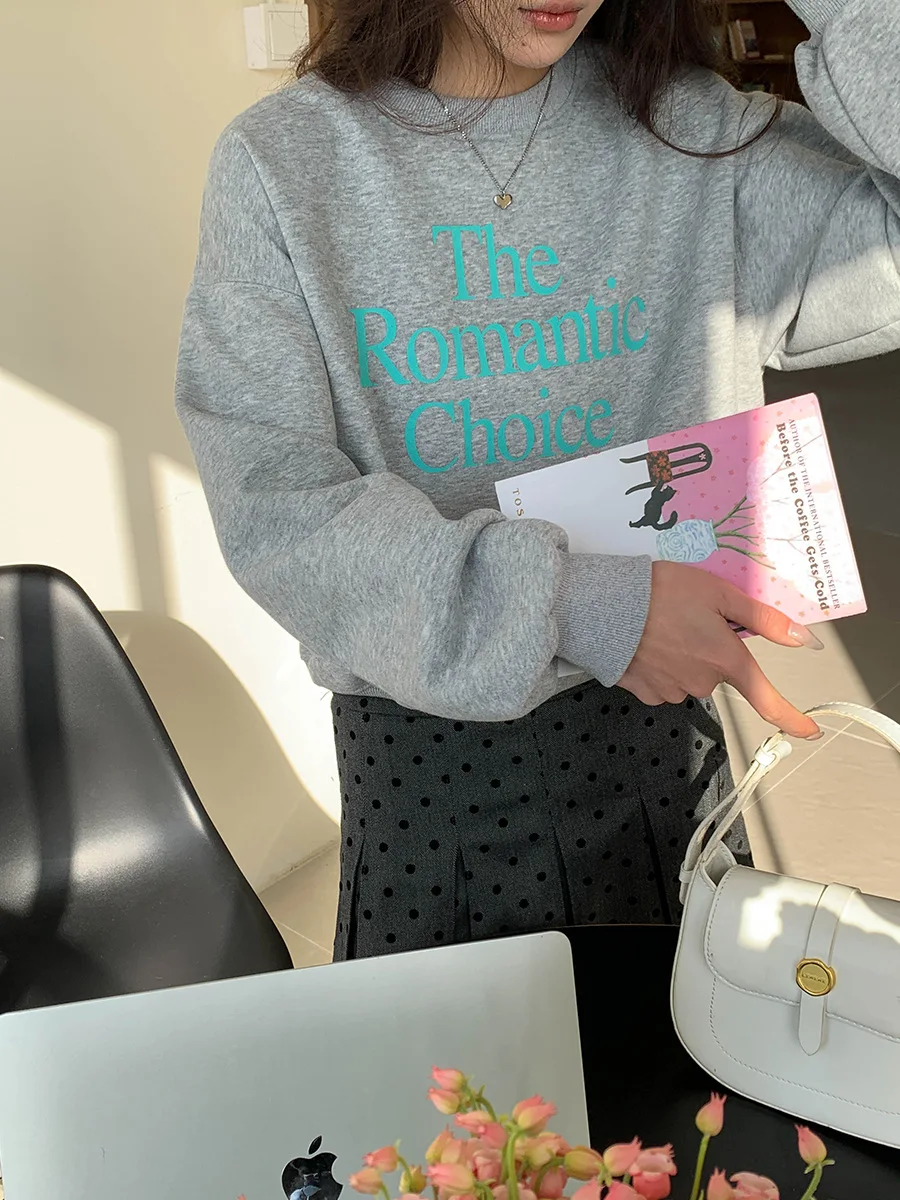 Spring and summer women's casual letter printed round neck long sleeved loose sportswear
Spring and summer women's casual letter printed round neck long sleeved loose sportswear
