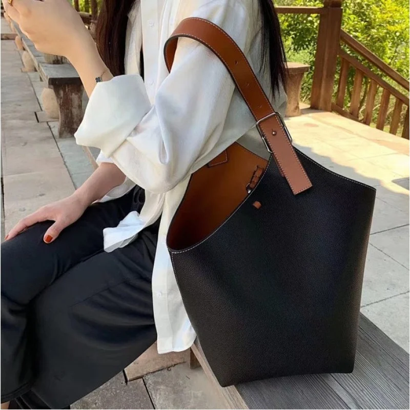 Real Leather Contrast Color Large Capacity Wide Shoulder Strap Bucket Bag Underarm Simple Women's Shoulder Portable Big tote Bag
Real Leather Contrast Color Large Capacity Wide Shoulder Strap Bucket Bag Underarm Simple Women's Shoulder Portable Big tote Bag