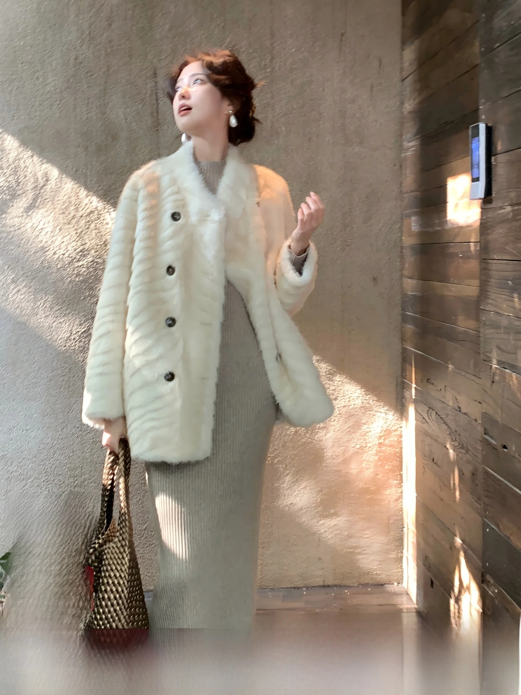SYT Stylish Loose Fur Coat Warm Mid-Length Eco-friendly Integrated Leather And Fur Outerwear for Women Commute Style
SYT Stylish Loose Fur Coat Warm Mid-Length Eco-friendly Integrated Leather And Fur Outerwear for Women Commute Style