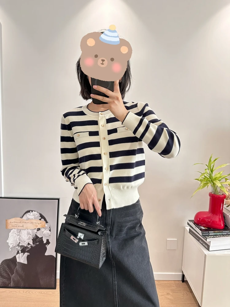 Женский весенний модный вязаный кардиган YN Ele с широкими полосами, имитирующий клавиши пианино, золотисто-синий, из шерсти, с мягким темпераментным дизайном
Женский весенний модный вязаный кардиган YN Ele с широкими полосами, имитирующий клавиши пианино, золотисто-синий, из шерсти, с мягким темпераментным дизайном