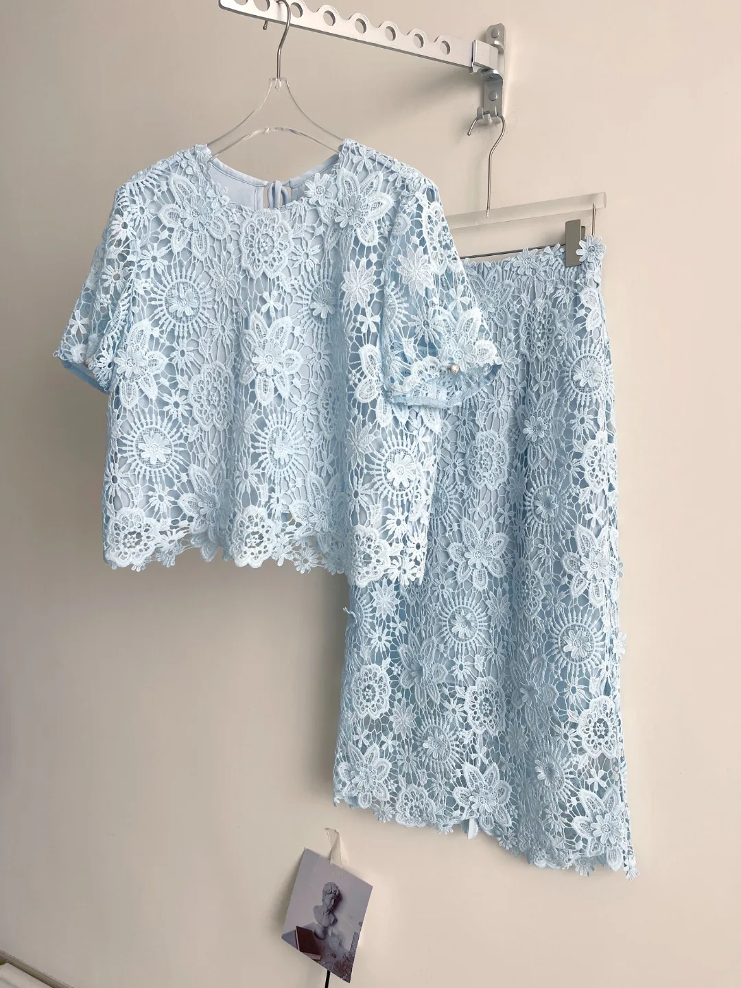 Elegant Lace Short Sleeve round Neck Half Skirt Set Women's Fashion Spring Cotton Straight Cut Slimming Commute Outfit 2026
Elegant Lace Short Sleeve round Neck Half Skirt Set Women's Fashion Spring Cotton Straight Cut Slimming Commute Outfit 2026