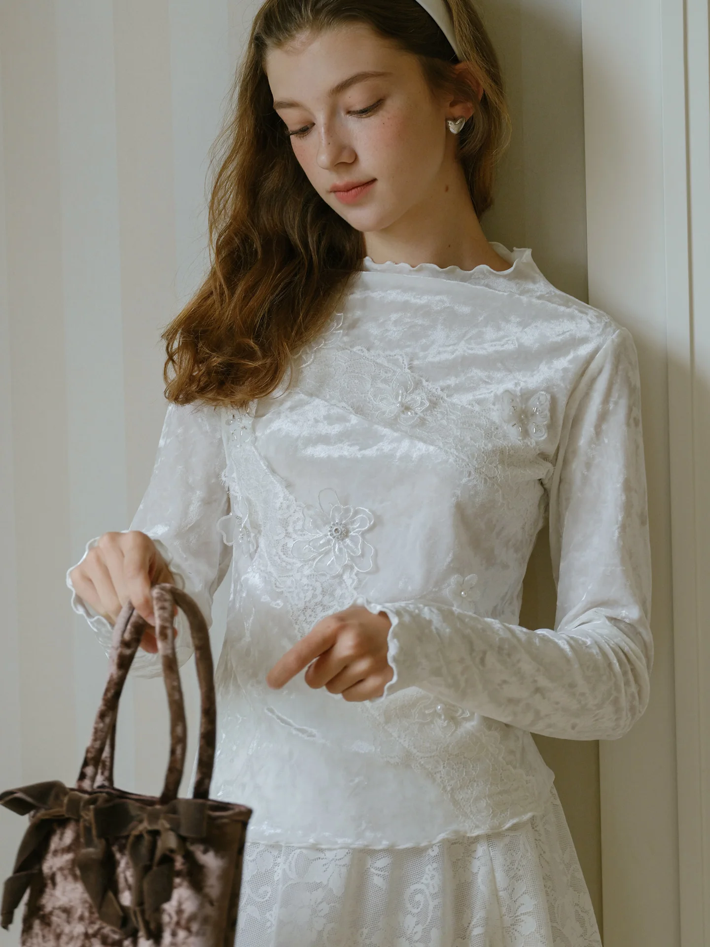 Вельветовая базовая кофта с кружевными вставками, объемными 3D цветами и бисерной вышивкой в виде волнистых цветов, женская, осень-зима
Вельветовая базовая кофта с кружевными вставками, объемными 3D цветами и бисерной вышивкой в виде волнистых цветов, женская, осень-зима