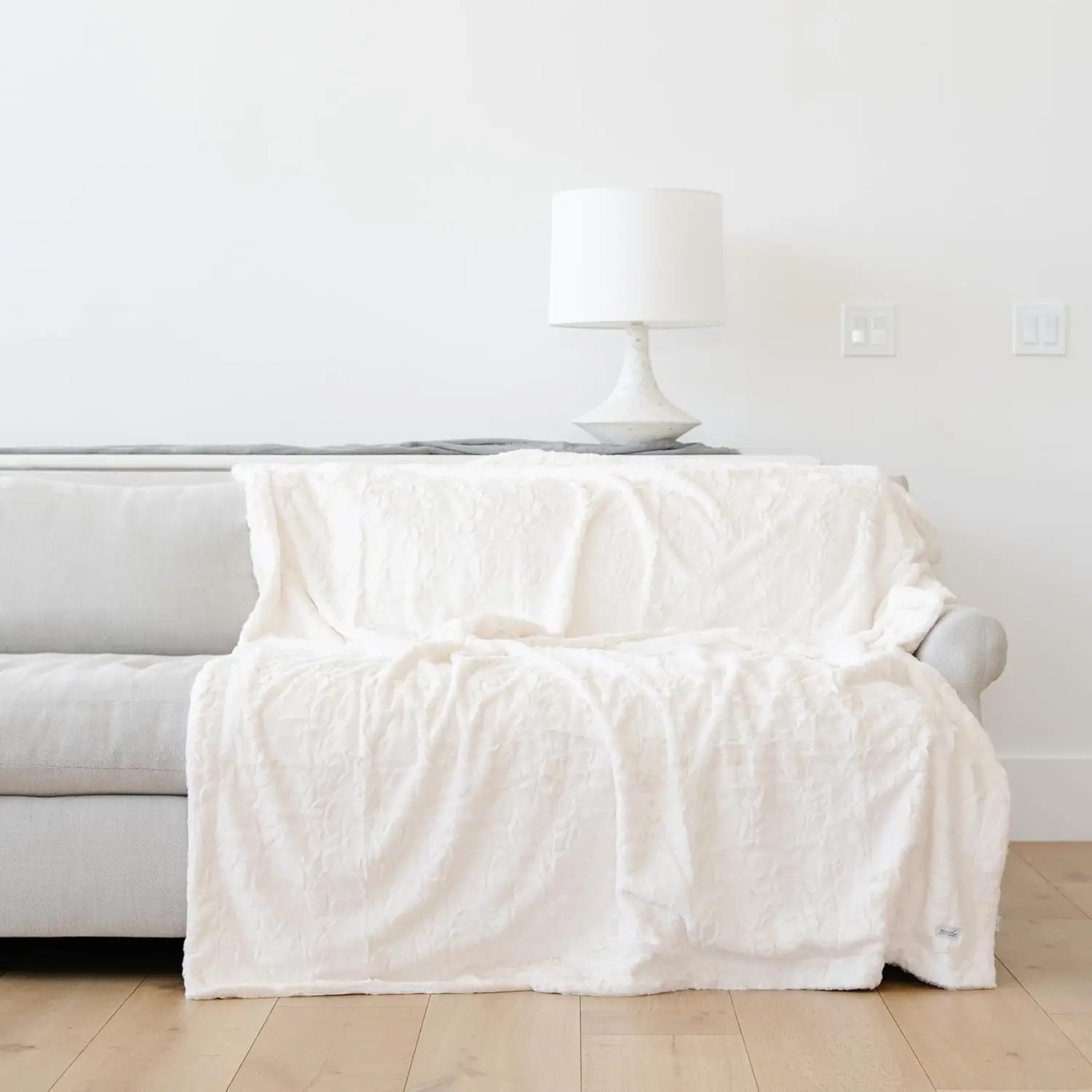 Softest Faux Fur Throw Blanket, Elegant Cozy for Home Couch Sofa Bed Living Room, Ivory Extra Large 60x80
Softest Faux Fur Throw Blanket, Elegant Cozy for Home Couch Sofa Bed Living Room, Ivory Extra Large 60x80